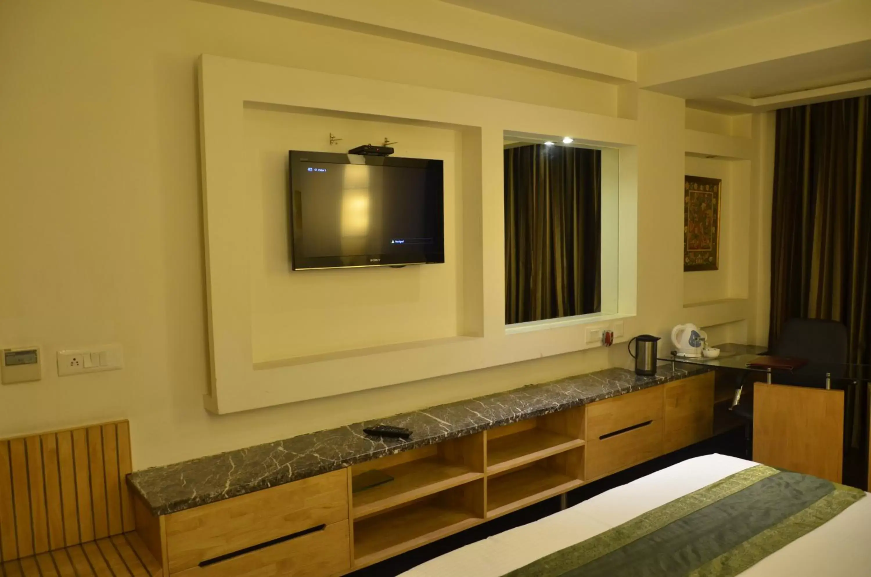 Coffee/tea facilities, TV/Entertainment Center in Airport Hotel Grand, New Delhi