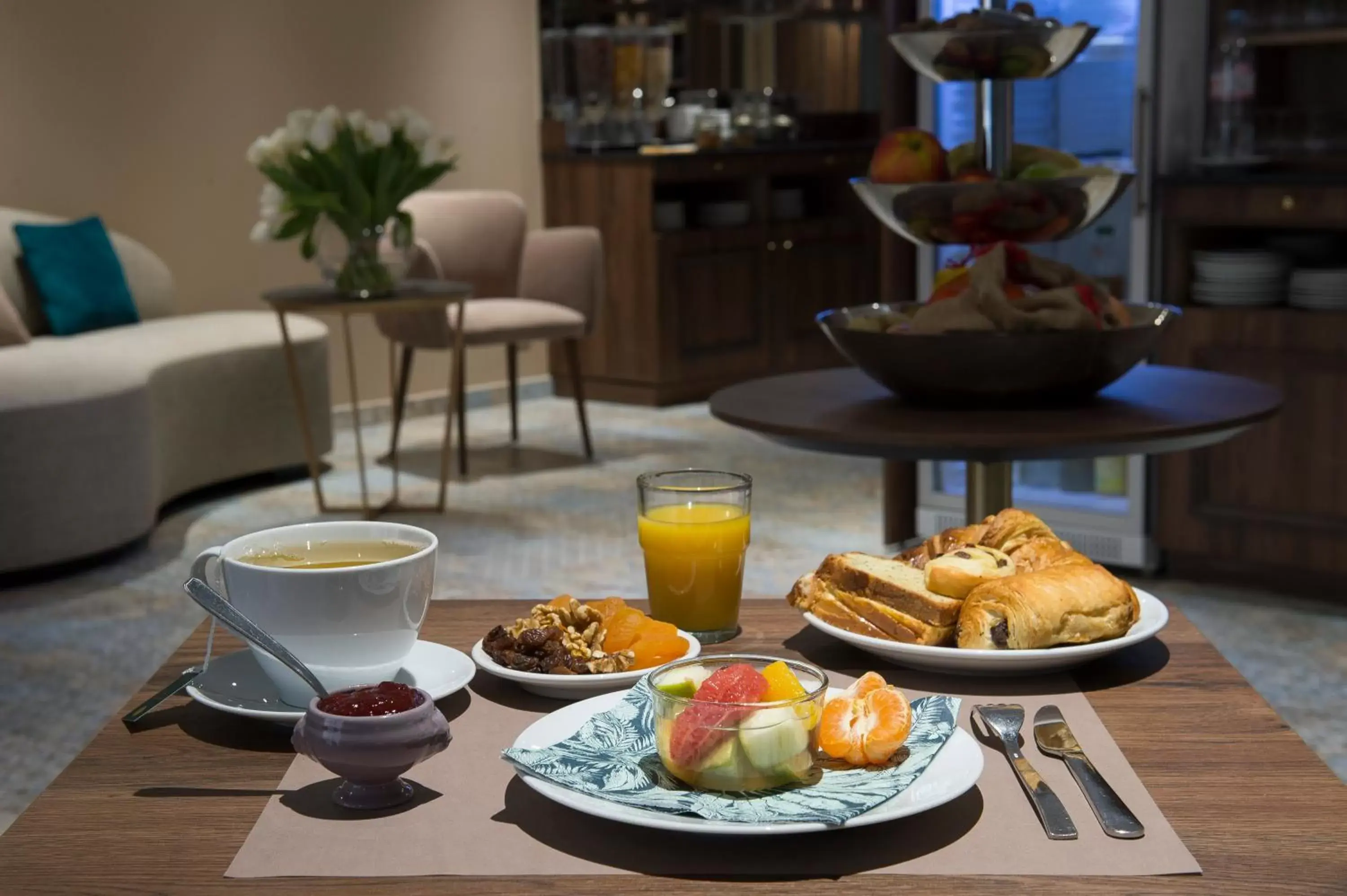 Continental breakfast in Hôtel Mercure Paris Suresnes Longchamp