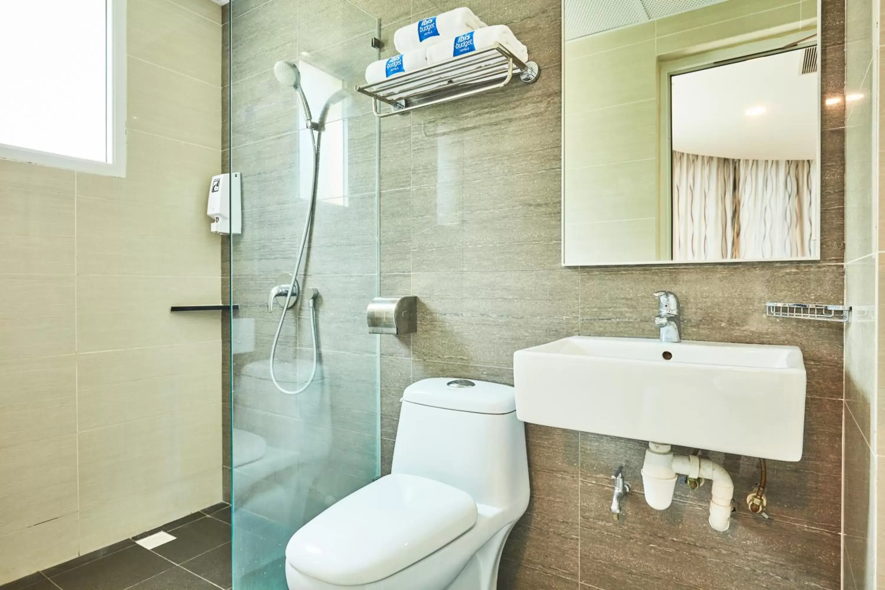 Bathroom in ibis budget Singapore Crystal