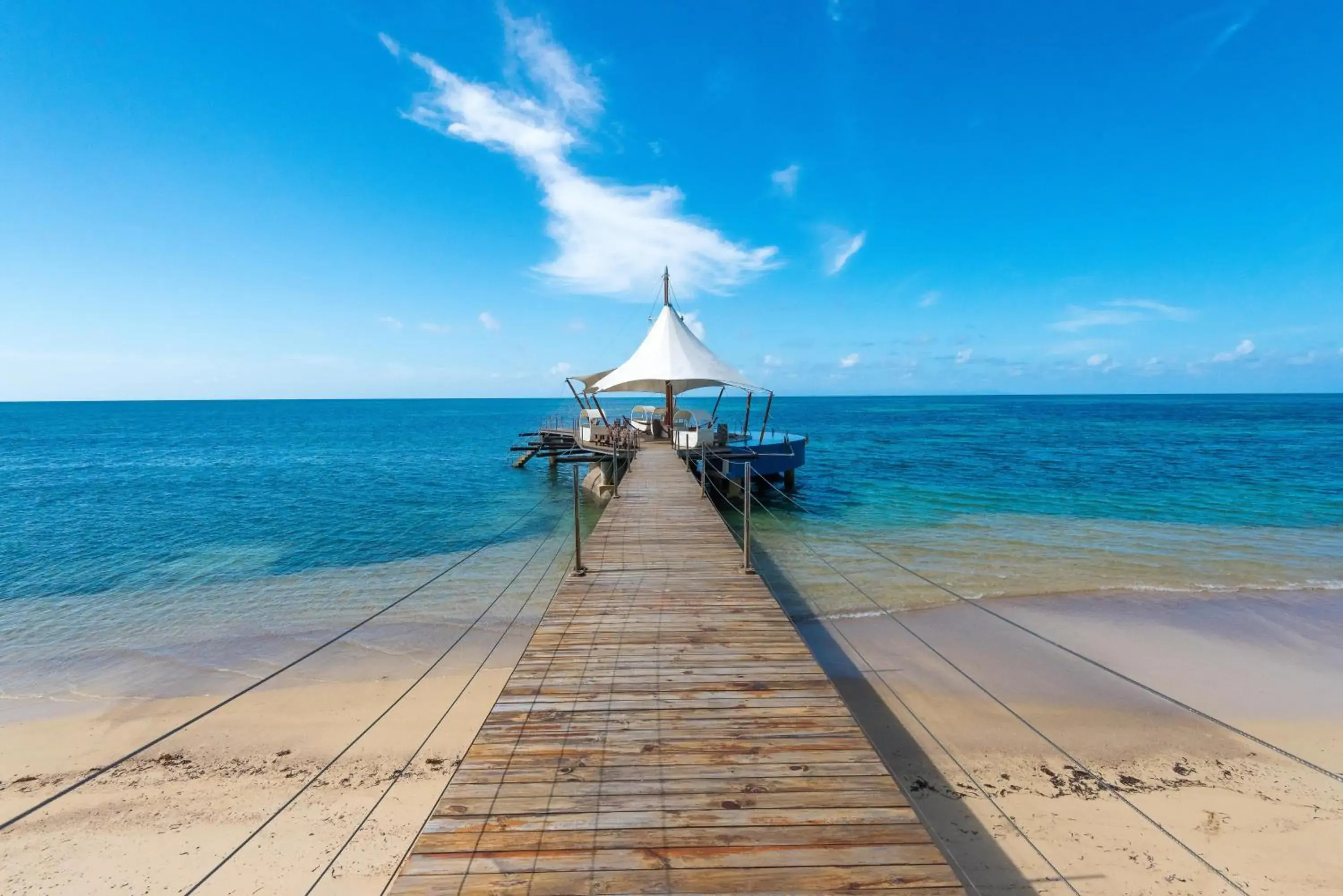 Sea view, Beach in Coco de Mer and Black Parrot Suites