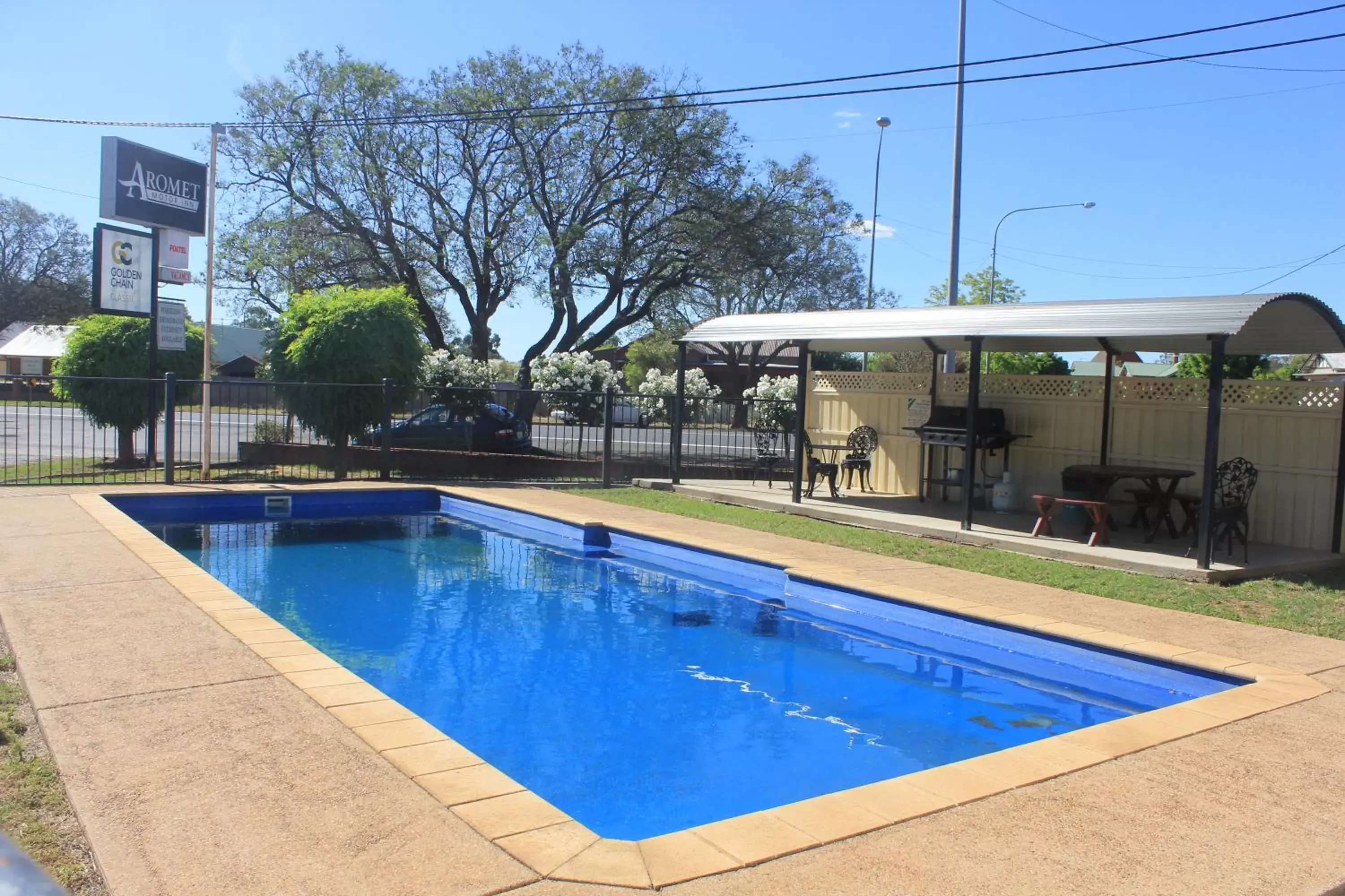 BBQ facilities, Swimming Pool in Aromet Motor Inn