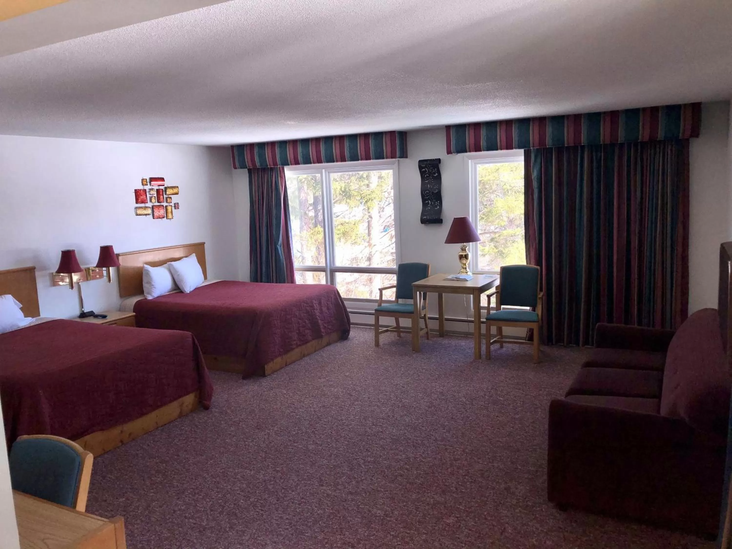 Bed in Budget Host Inn