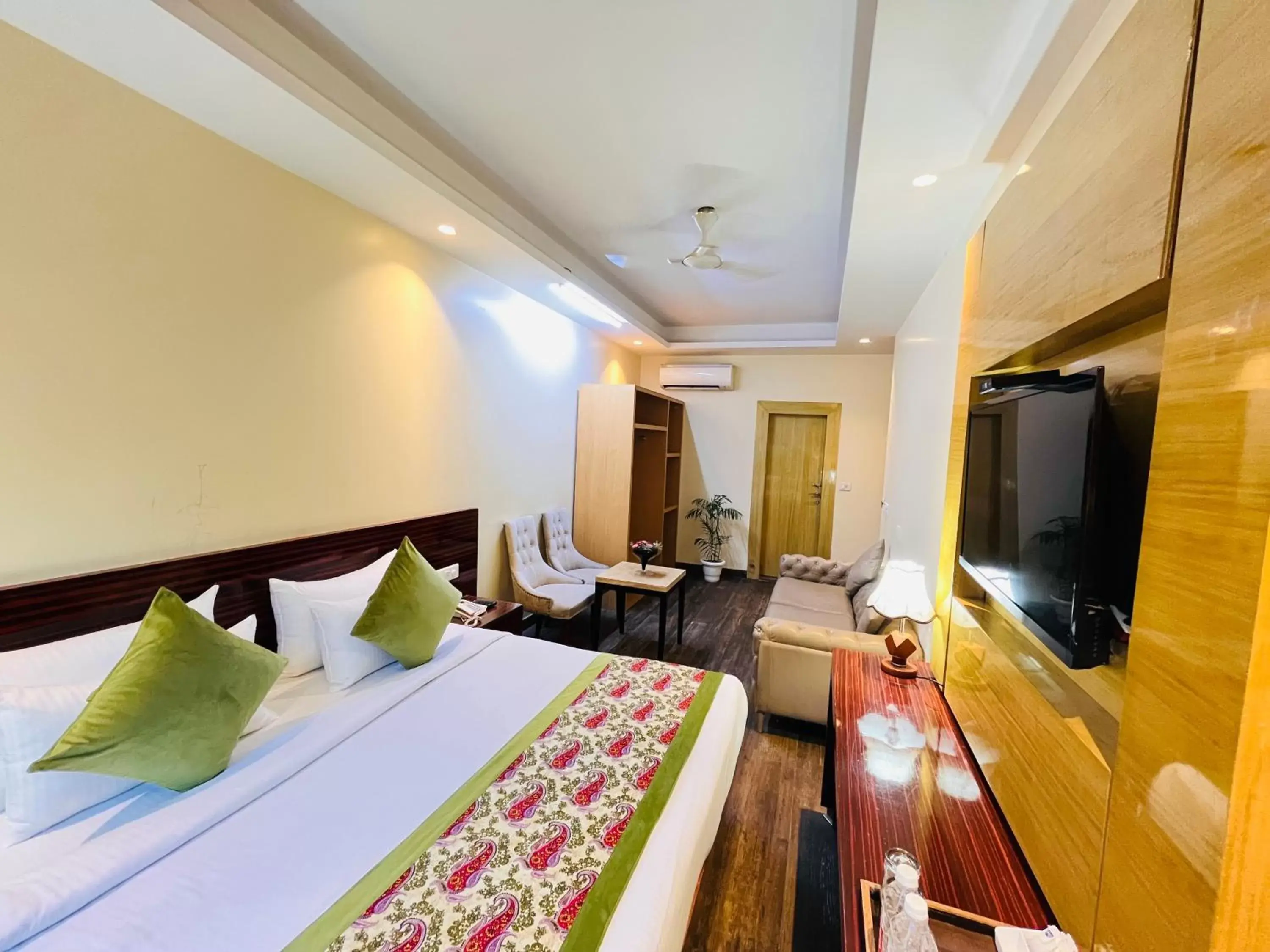 TV and multimedia, TV/Entertainment Center in Hotel Banz - Near Delhi International Airport