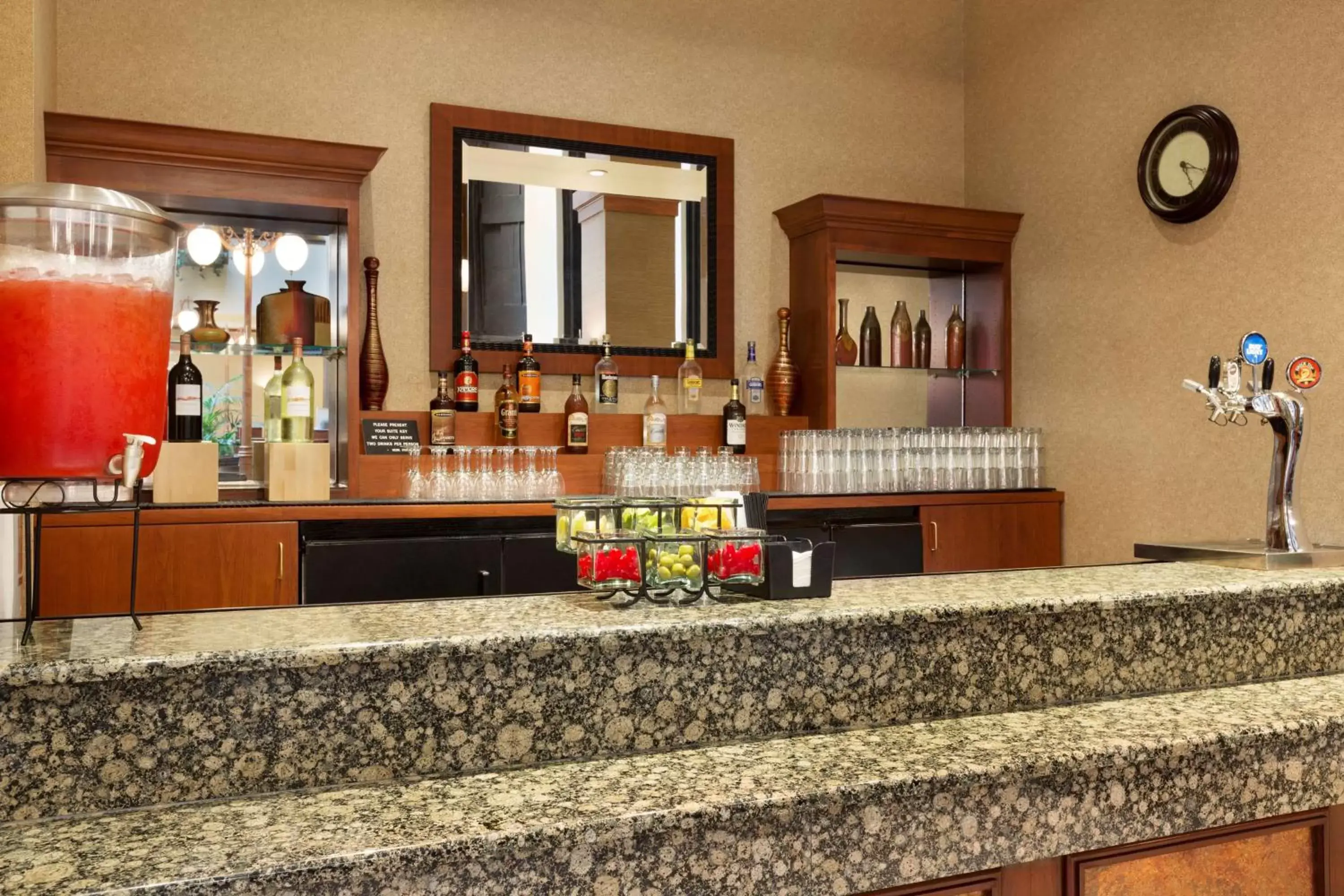 Lounge or bar in Embassy Suites Lincoln