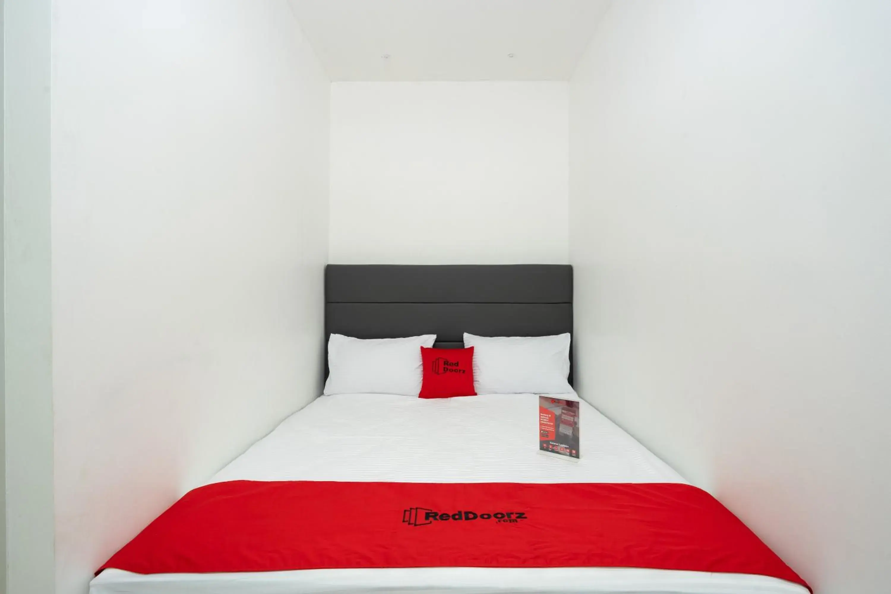 Bed in RedDoorz Plus @ Danau Sunter Utara Bed in RedDoorz Plus @ Danau Sunter Utara