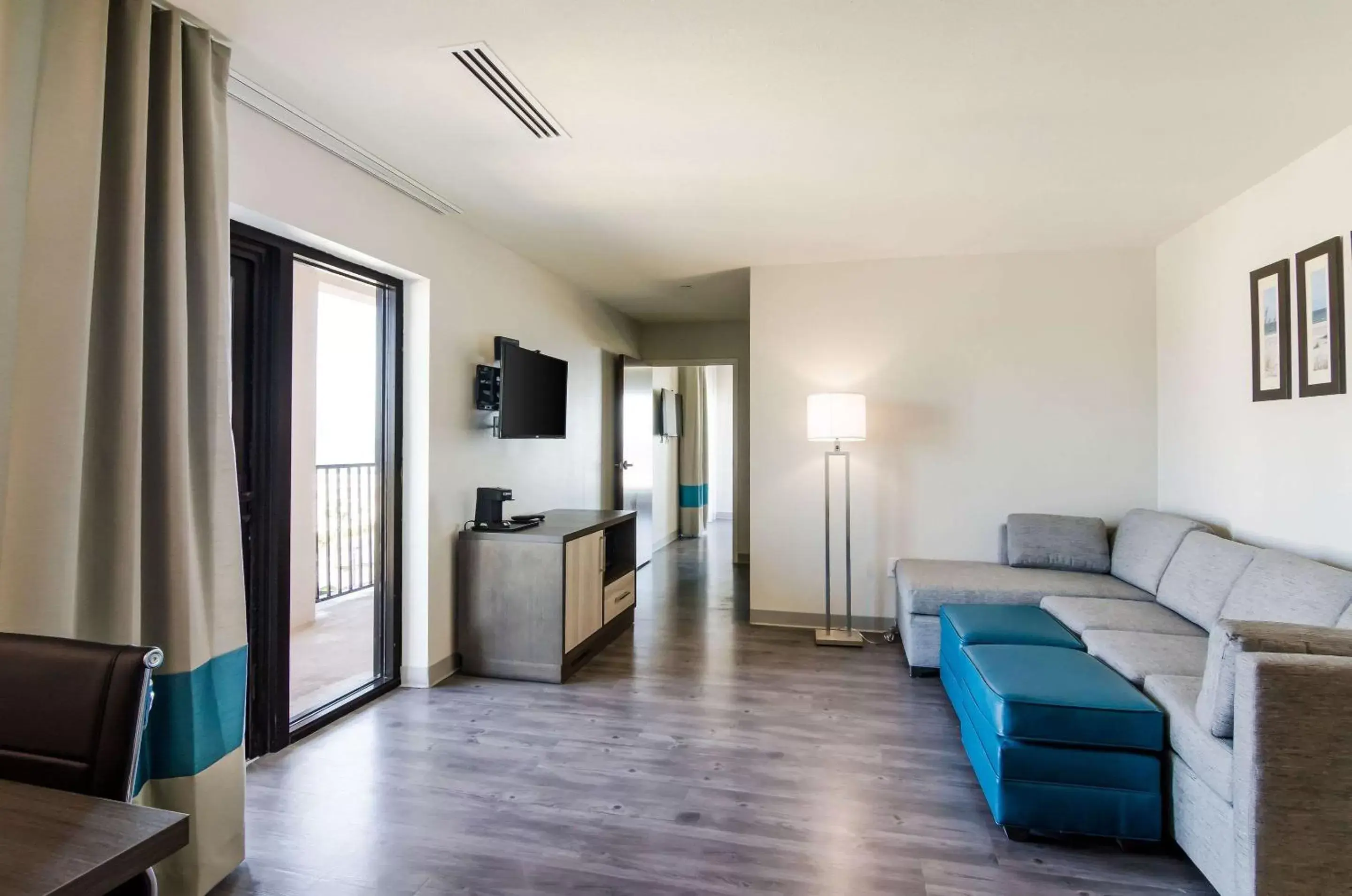 Photo of the whole room, Seating Area in Comfort Inn & Suites Gulf Shores East Beach near Gulf State Park