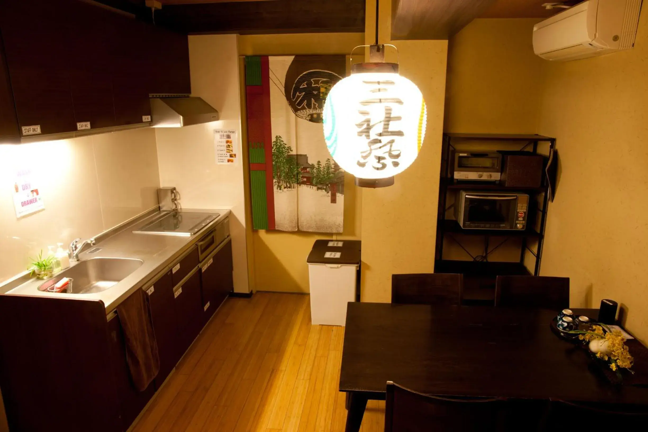 Communal kitchen in K's House Tokyo Oasis - Quality Hostel in Asakusa Communal kitchen in K's House Tokyo Oasis - Quality Hostel in Asakusa