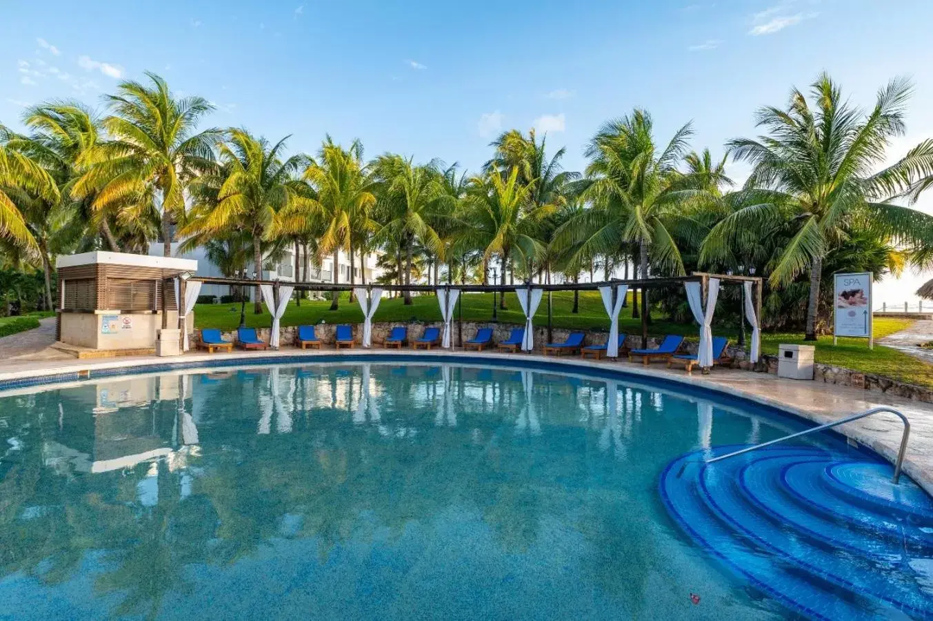 Swimming Pool in Hotel Dos Playas Faranda Cancún