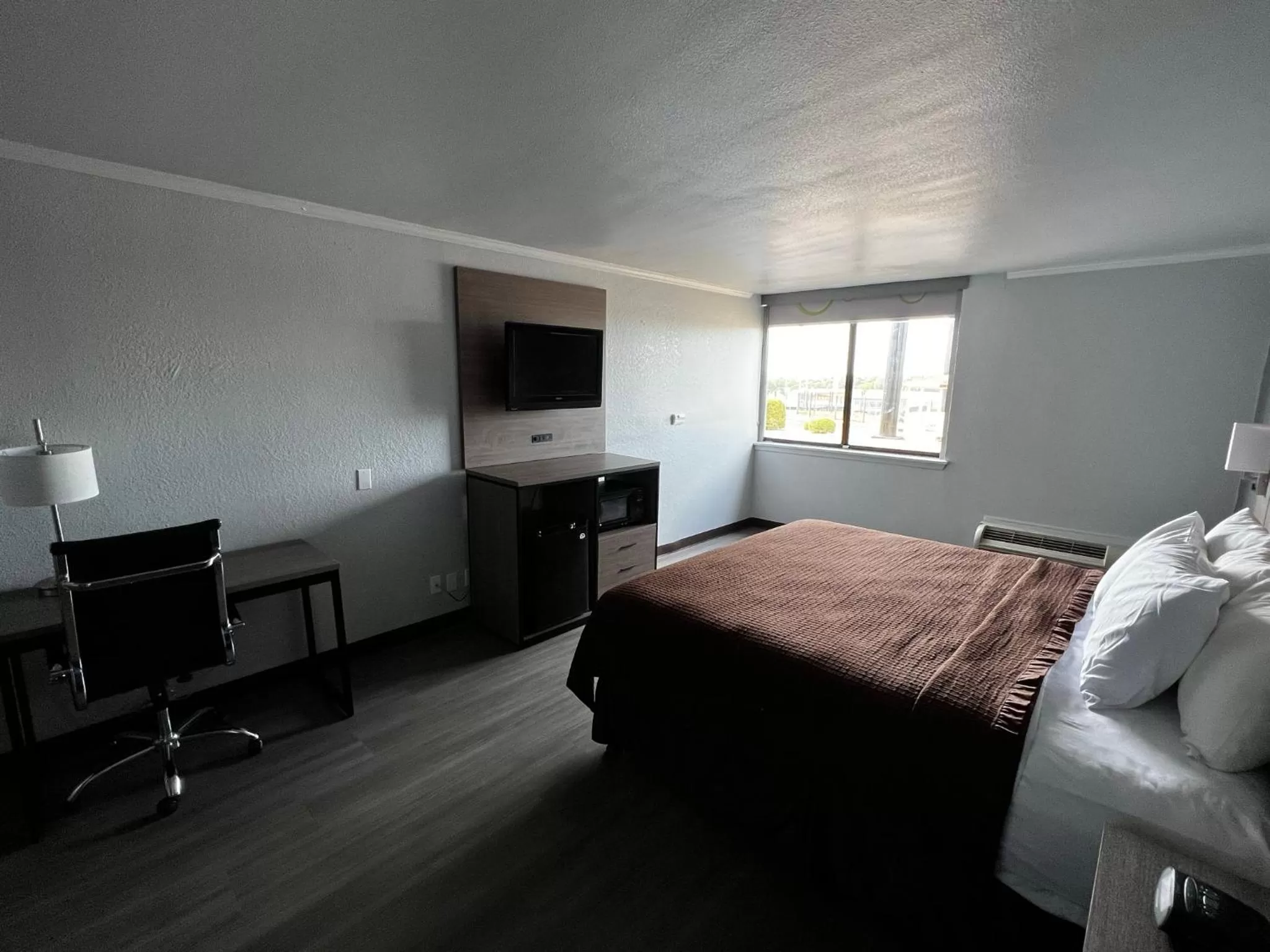 Bed in Super 8 by Wyndham Fort Worth Entertainment District
