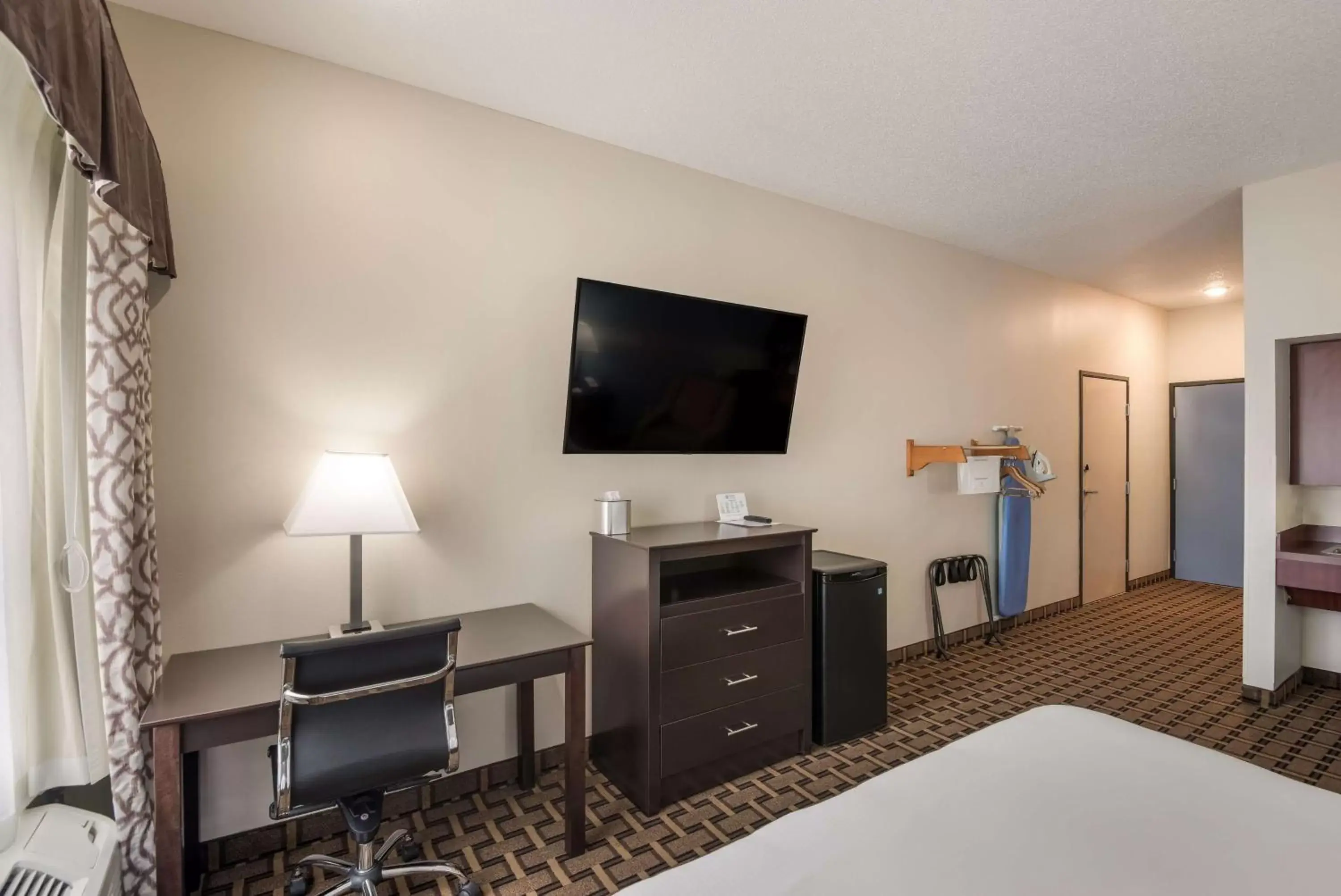 Bedroom, TV/Entertainment Center in SureStay Plus Hotel by Best Western Coralville Iowa City