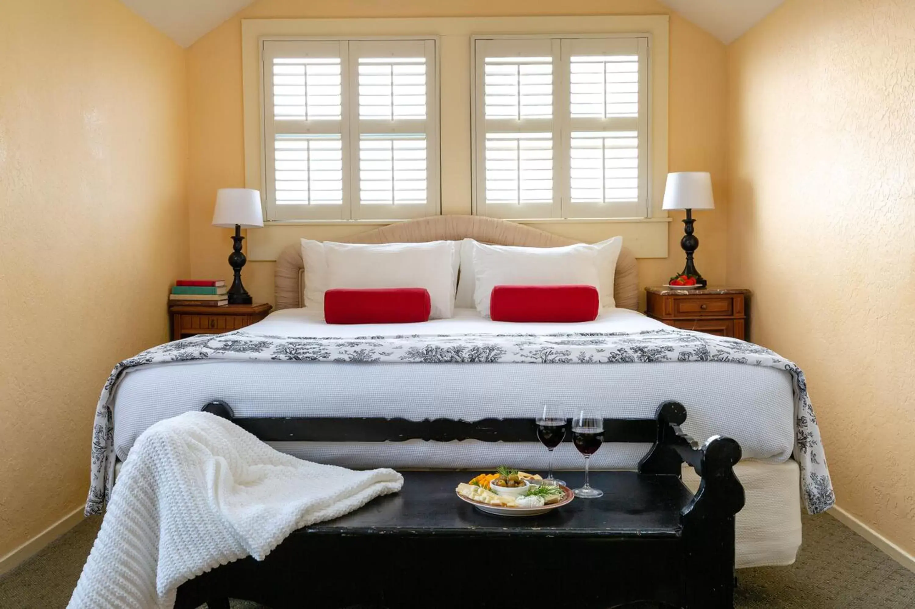 Bed in Maison Fleurie, A Four Sisters Inn