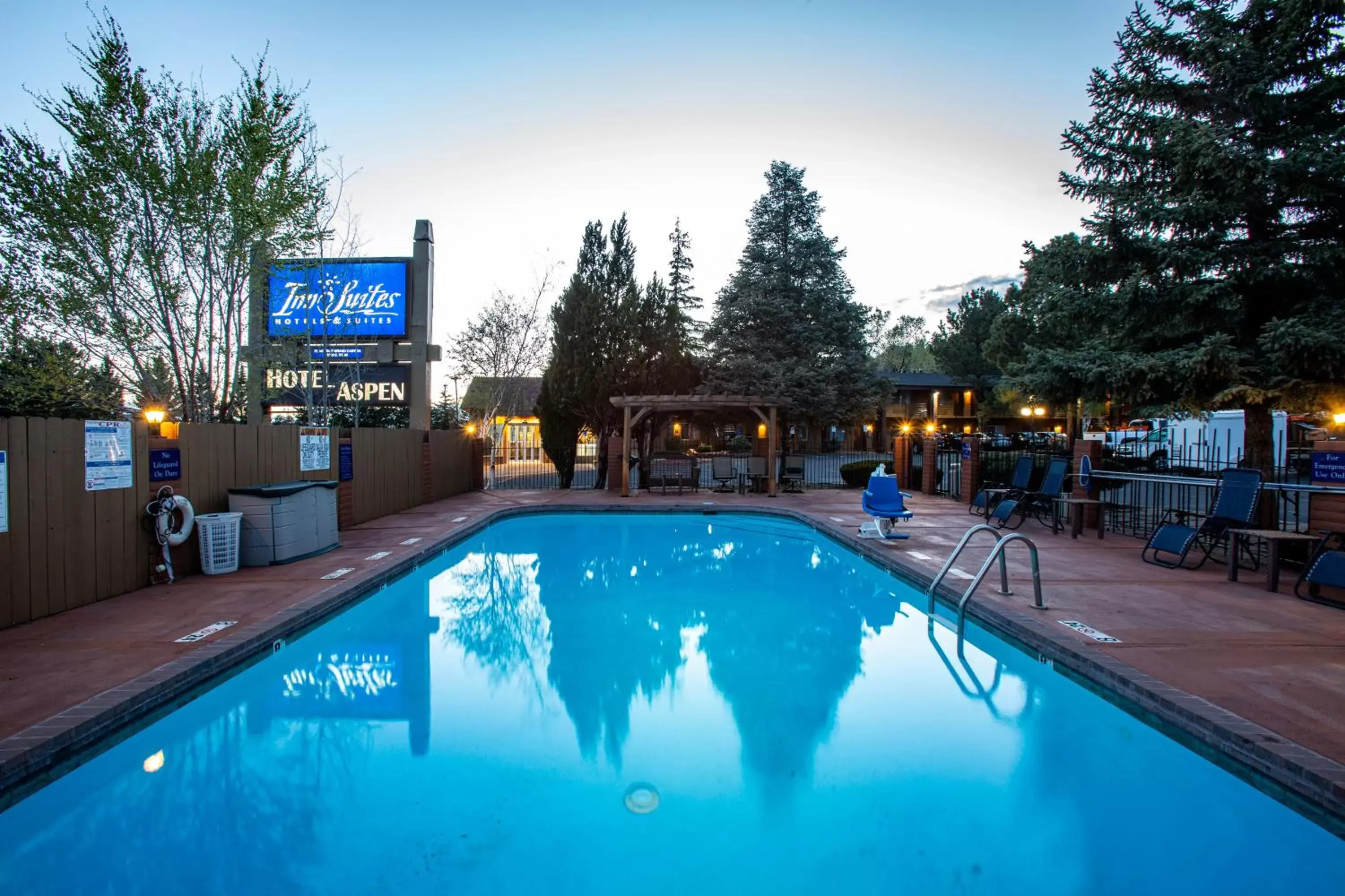 Swimming pool in Hotel Aspen Flagstaff/ Grand Canyon InnSuites
