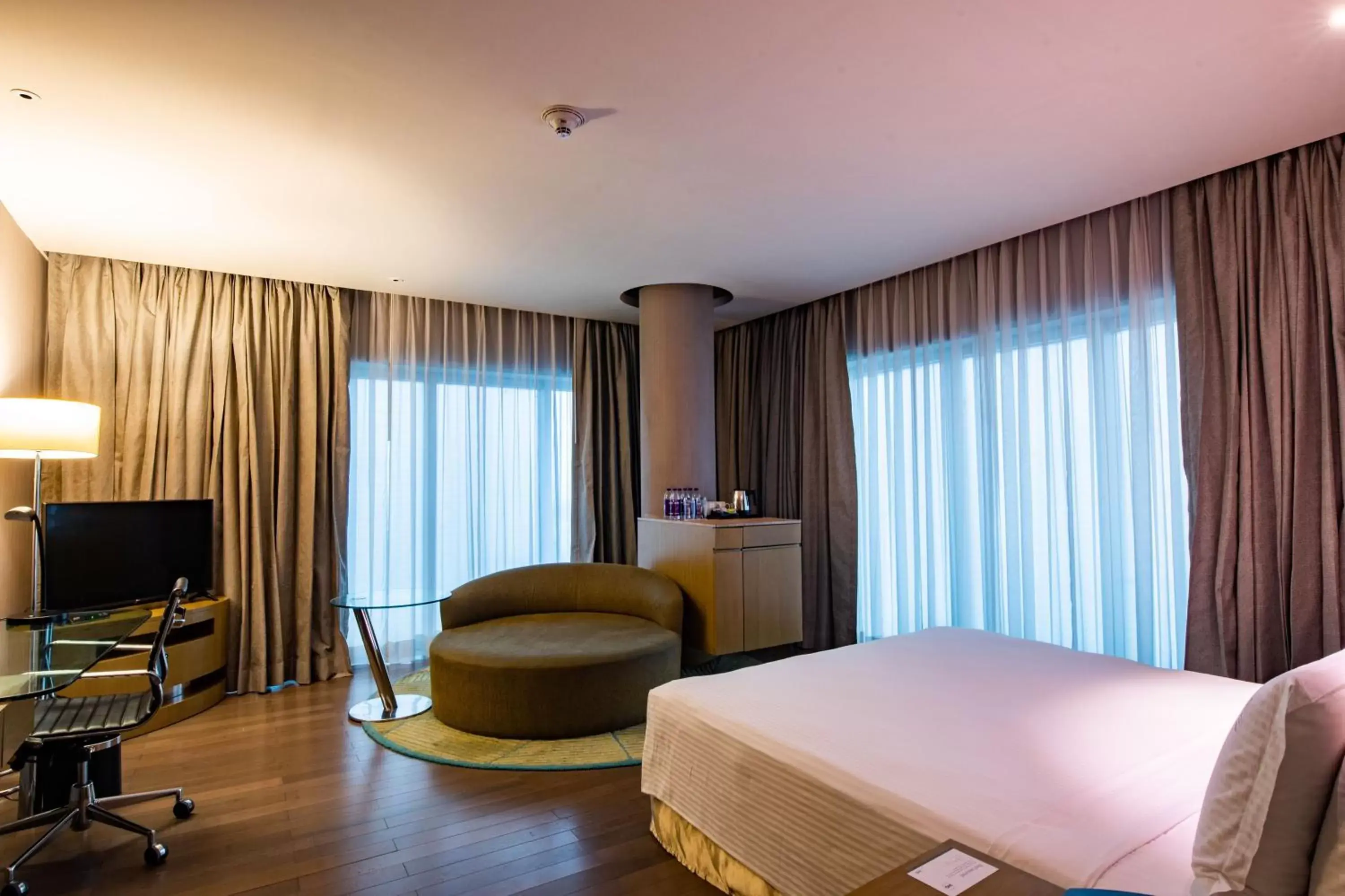 Bedroom, TV/Entertainment Center in Holiday Inn New Delhi International Airport, an IHG Hotel