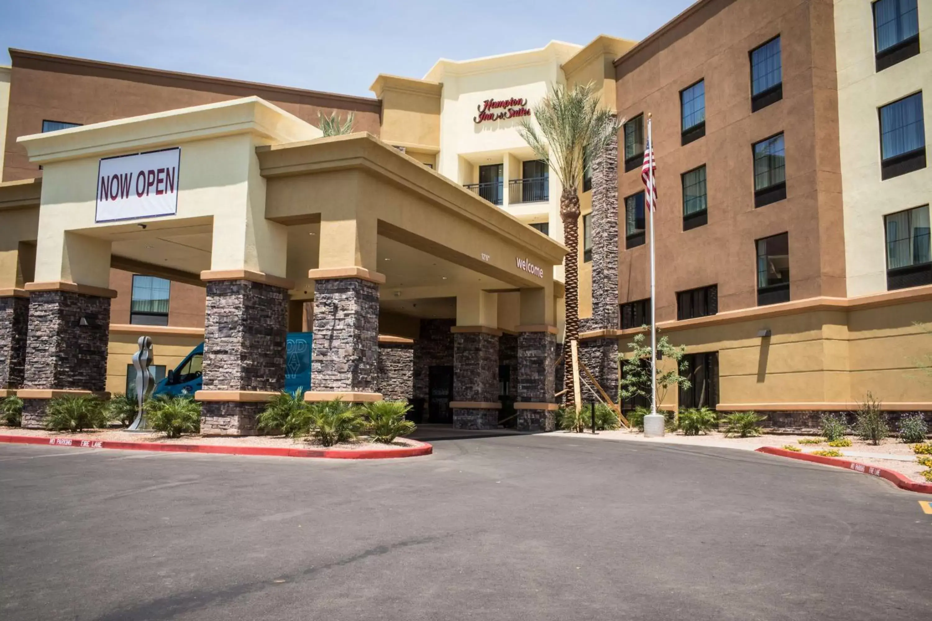 Property building in Hampton Inn & Suites Tempe/Phoenix Airport, Az Property building in Hampton Inn & Suites Tempe/Phoenix Airport, Az