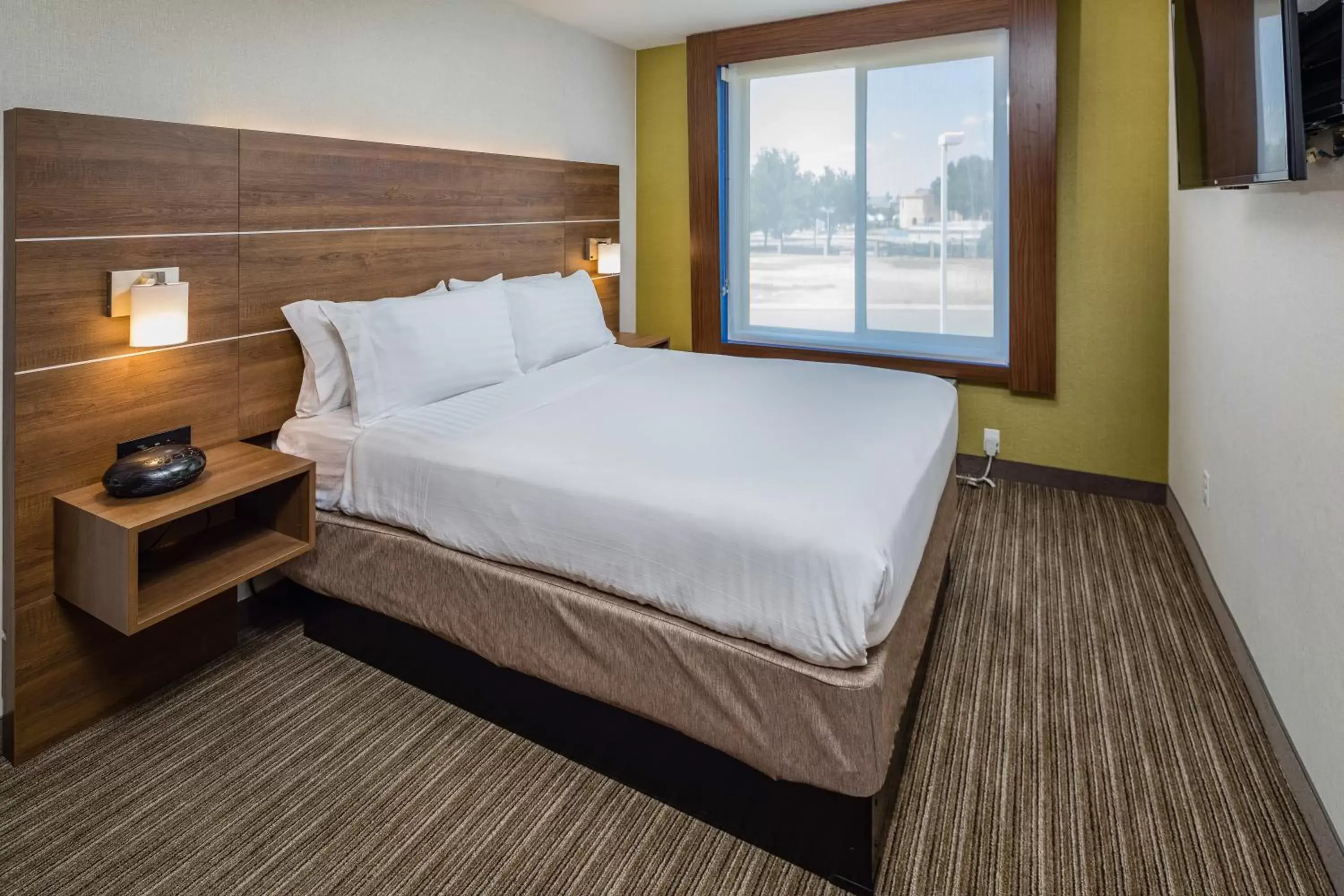 Photo of the whole room, Bed in Holiday Inn Express Hotel & Suites Modesto-Salida, an IHG Hotel