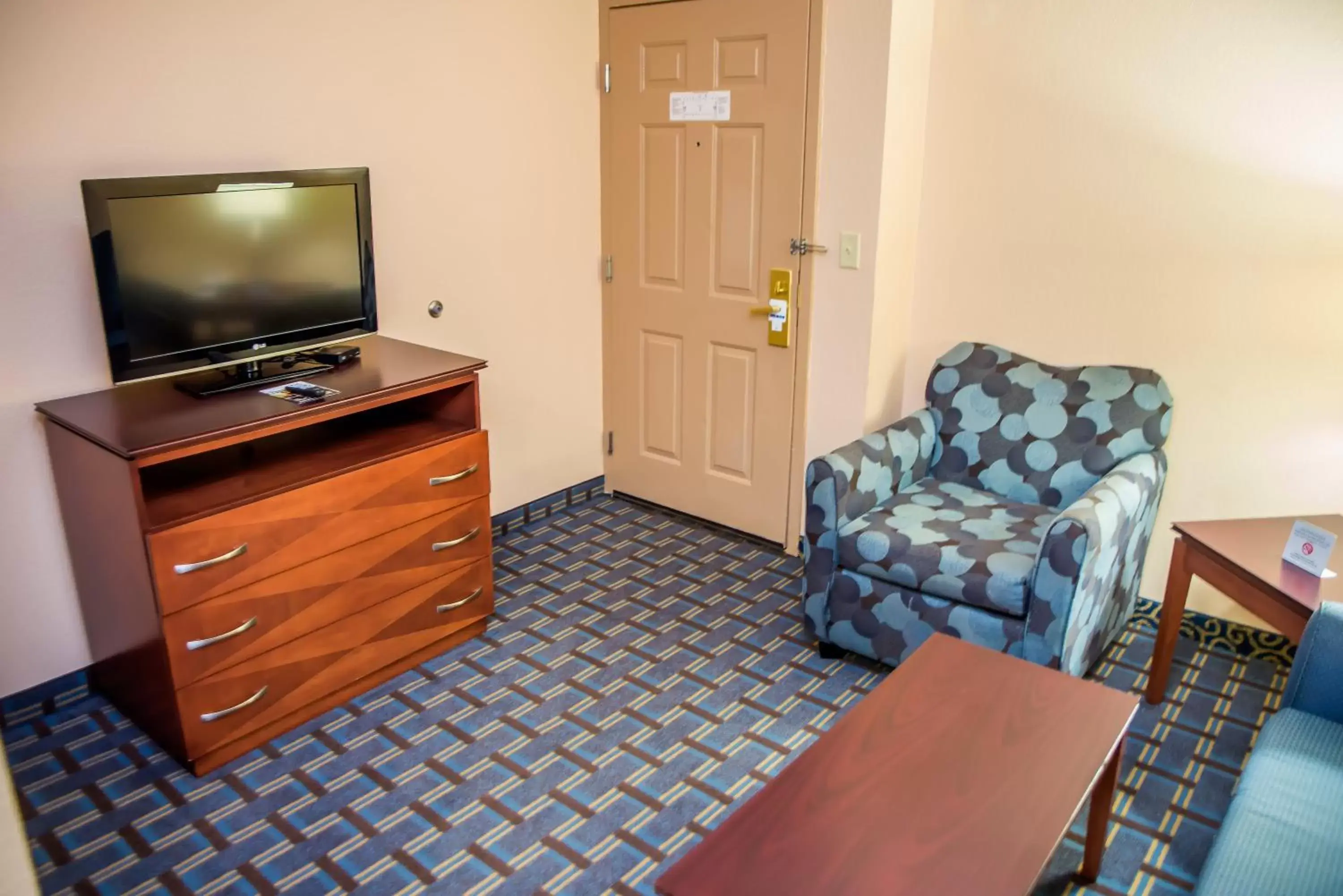 Photo of the whole room, TV/Entertainment Center in Holiday Inn Express Hotel & Suites Cocoa Beach, an IHG Hotel