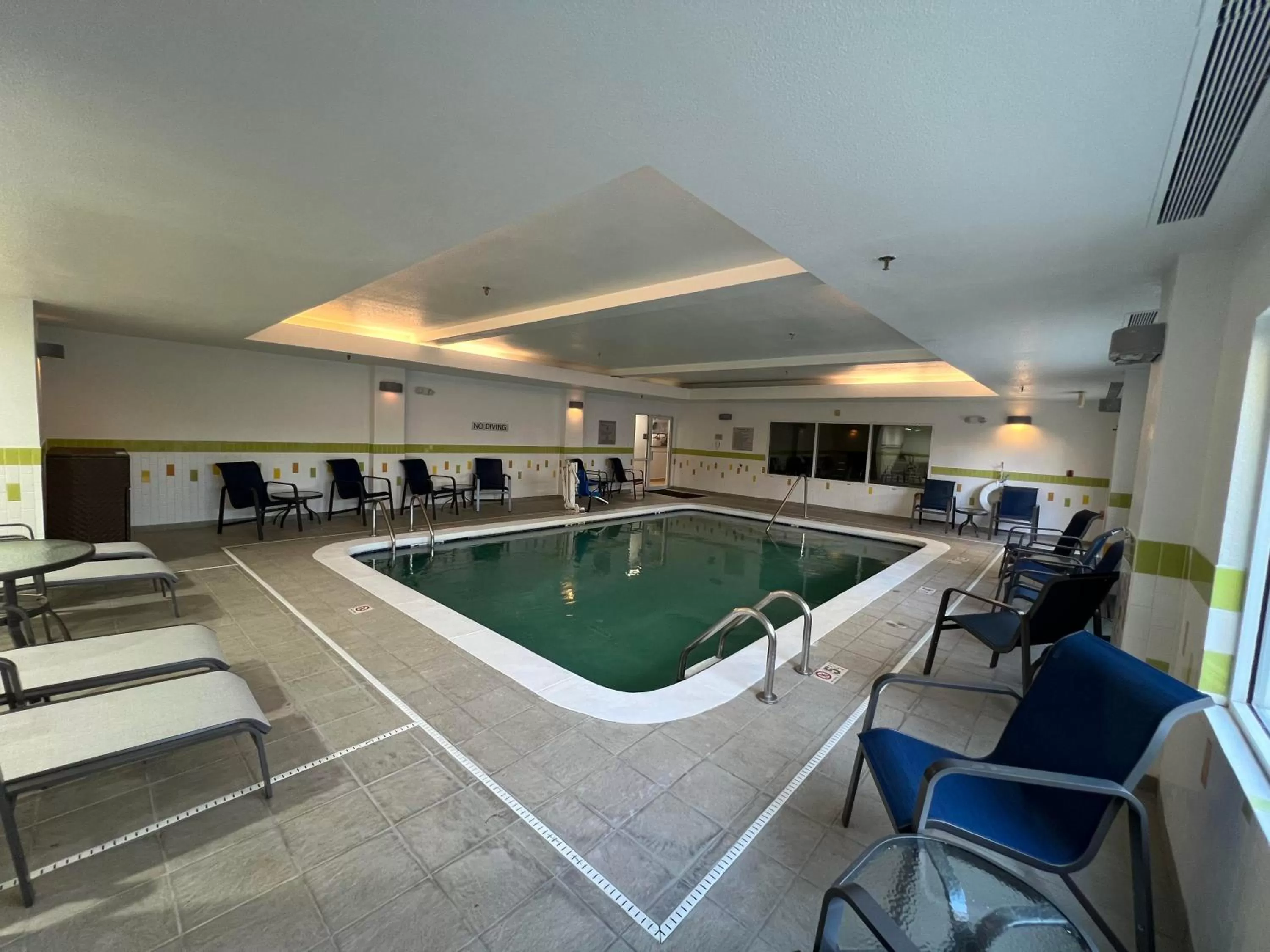 Swimming pool in Country Inn & Suites by Radisson, LSU - Medical Corridor