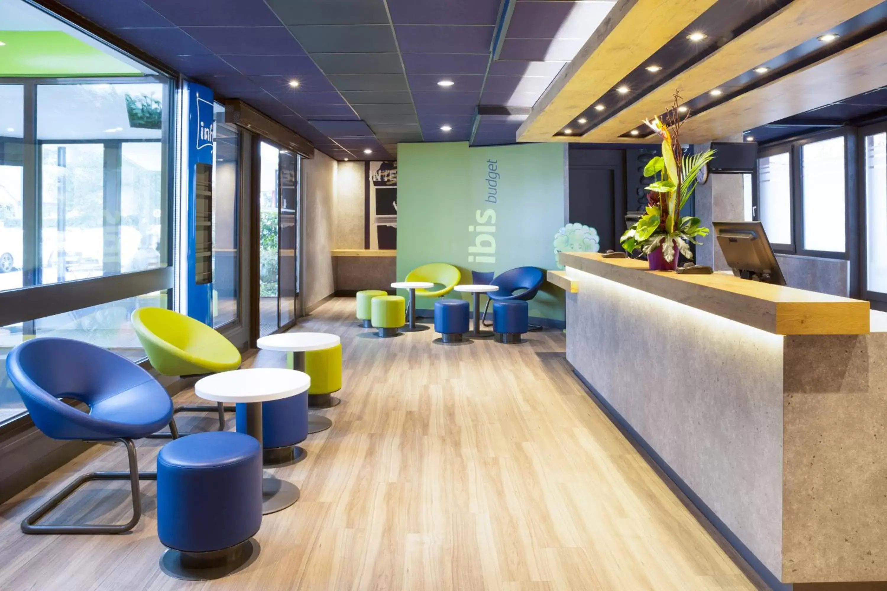 Lobby or reception in ibis budget Thonon Les Bains