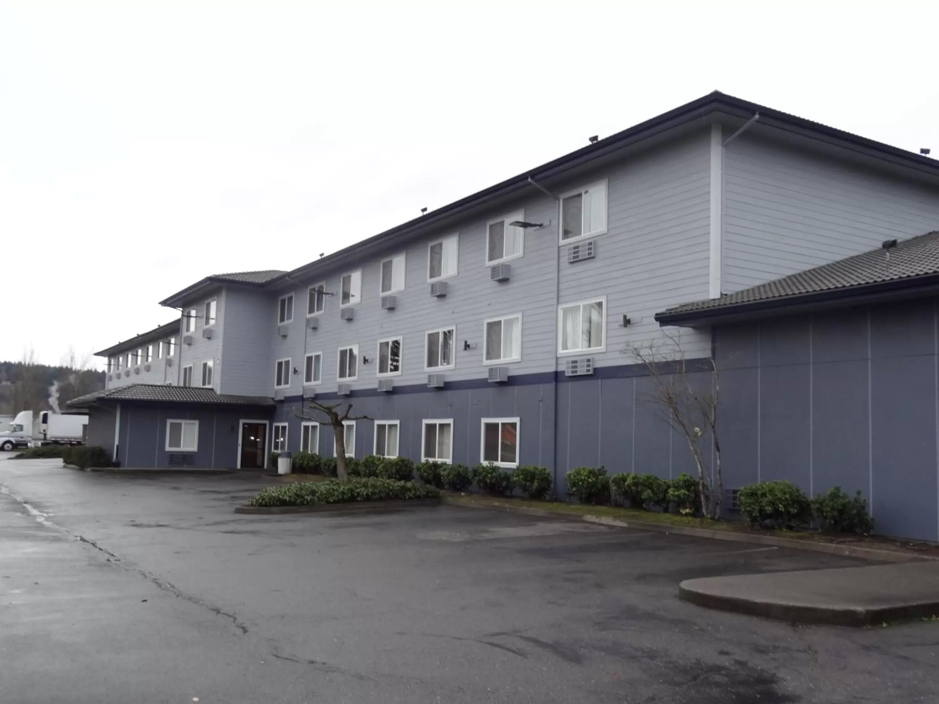 Property Building in Red Lion Inn & Suites Auburn/Seattle