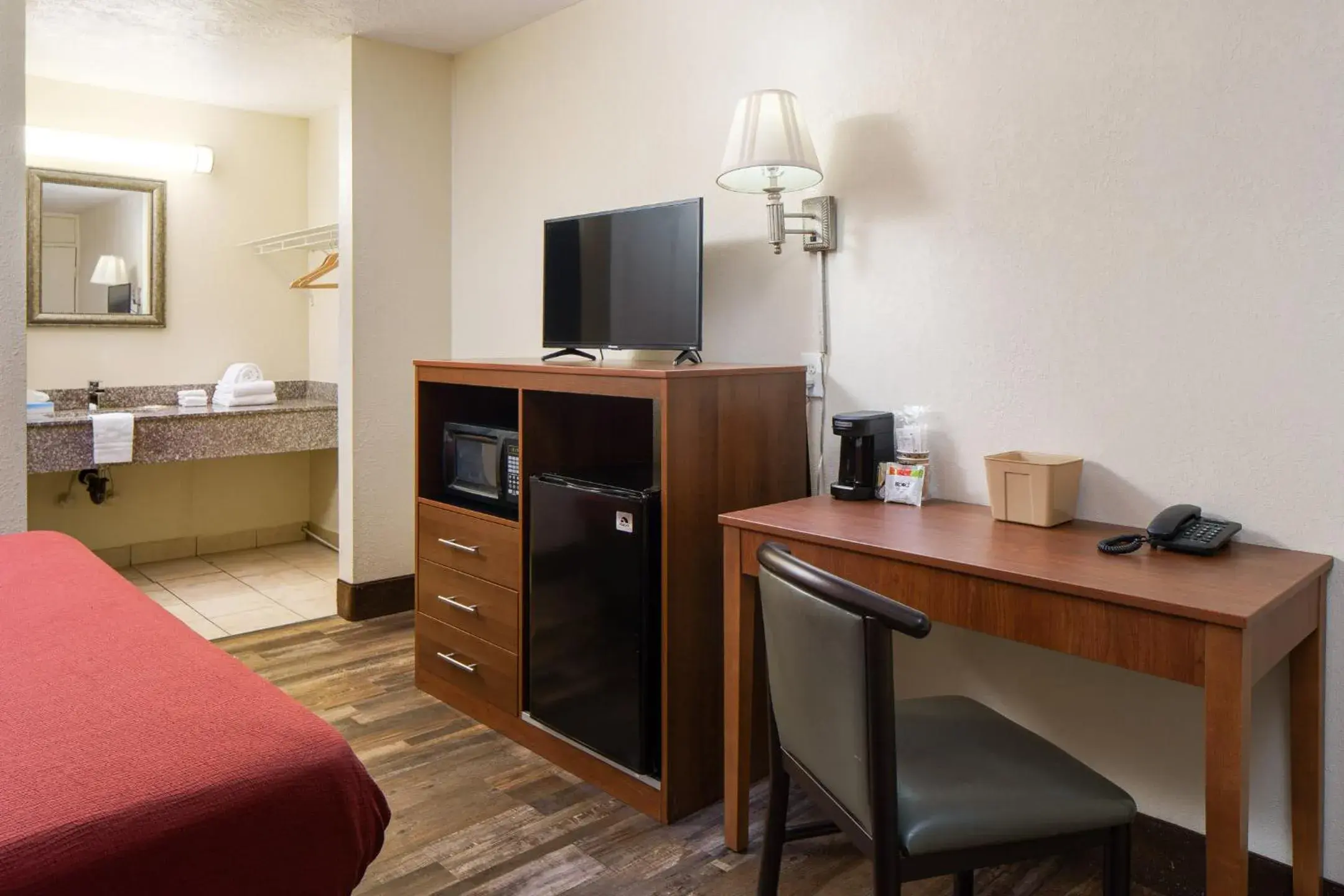 TV and multimedia, TV/Entertainment Center in Americana Inn a Travelodge by Wyndham