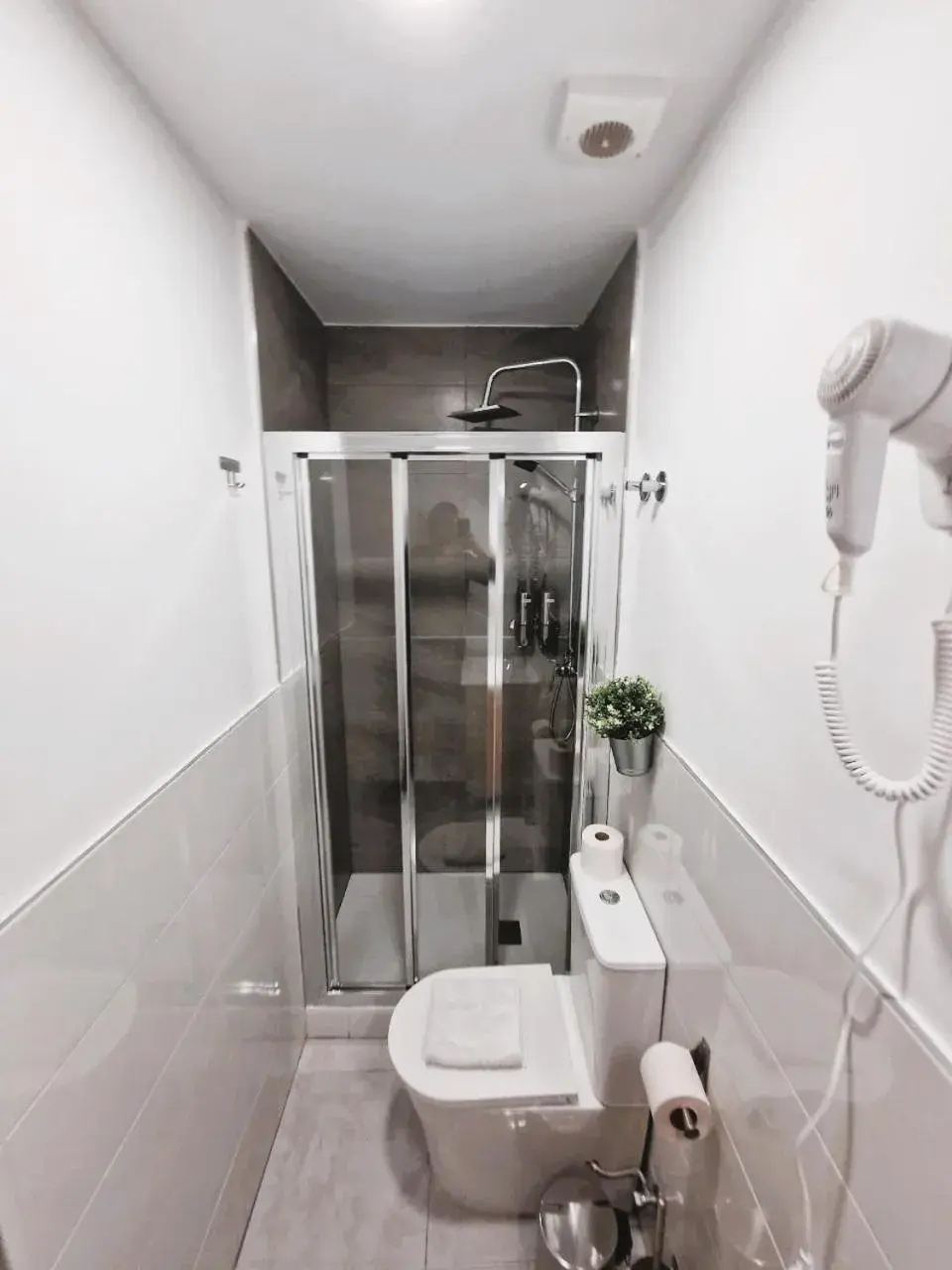 Shower, Bathroom in Hostal Comercial
