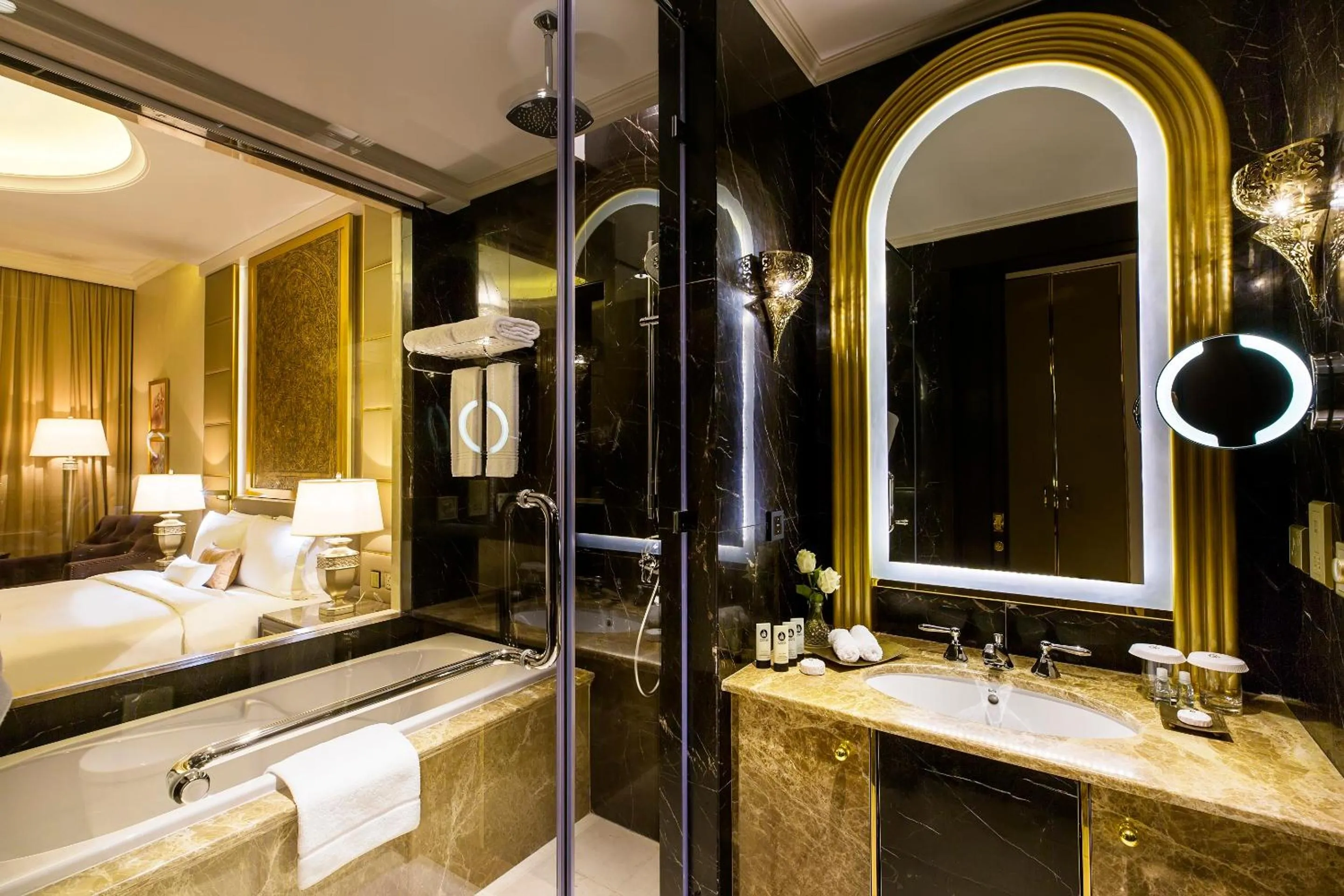Bathroom, Bed in Ezdan Palace Hotel