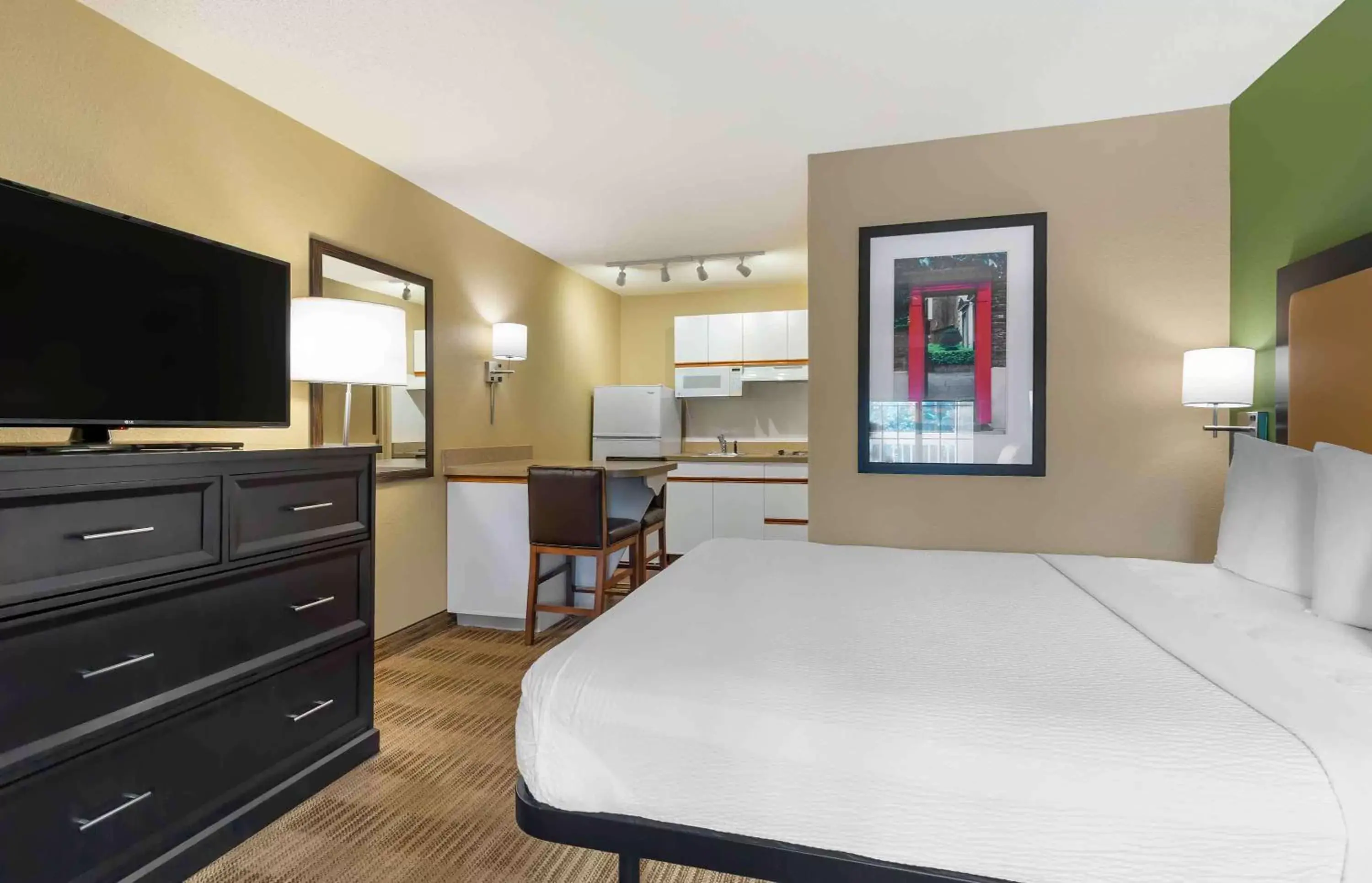 Bedroom, Bed in Extended Stay America Suites - Washington, DC - Falls Church - Merrifield