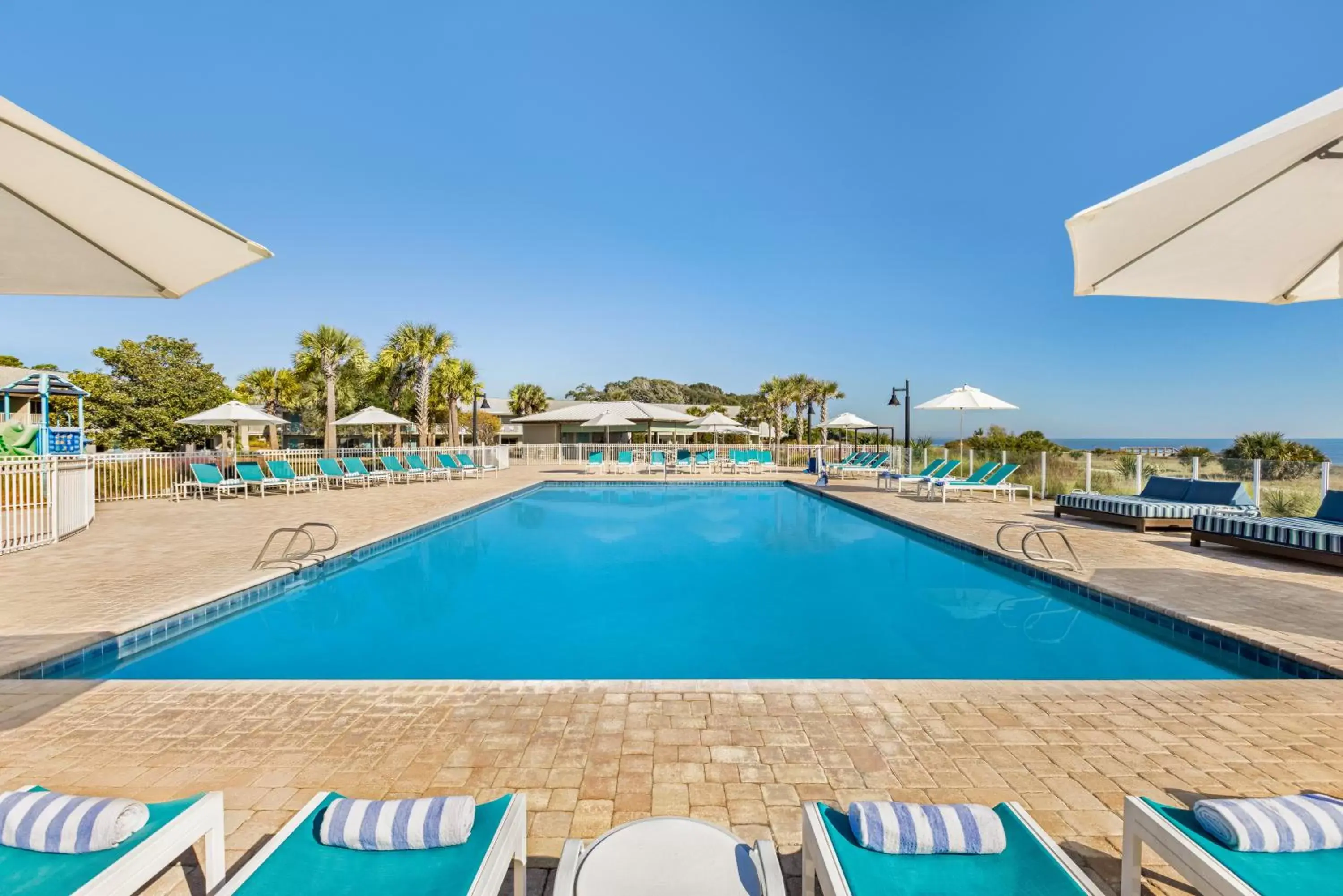 Sea view, Swimming Pool in Holiday Inn Resort Jekyll Island, an IHG Hotel