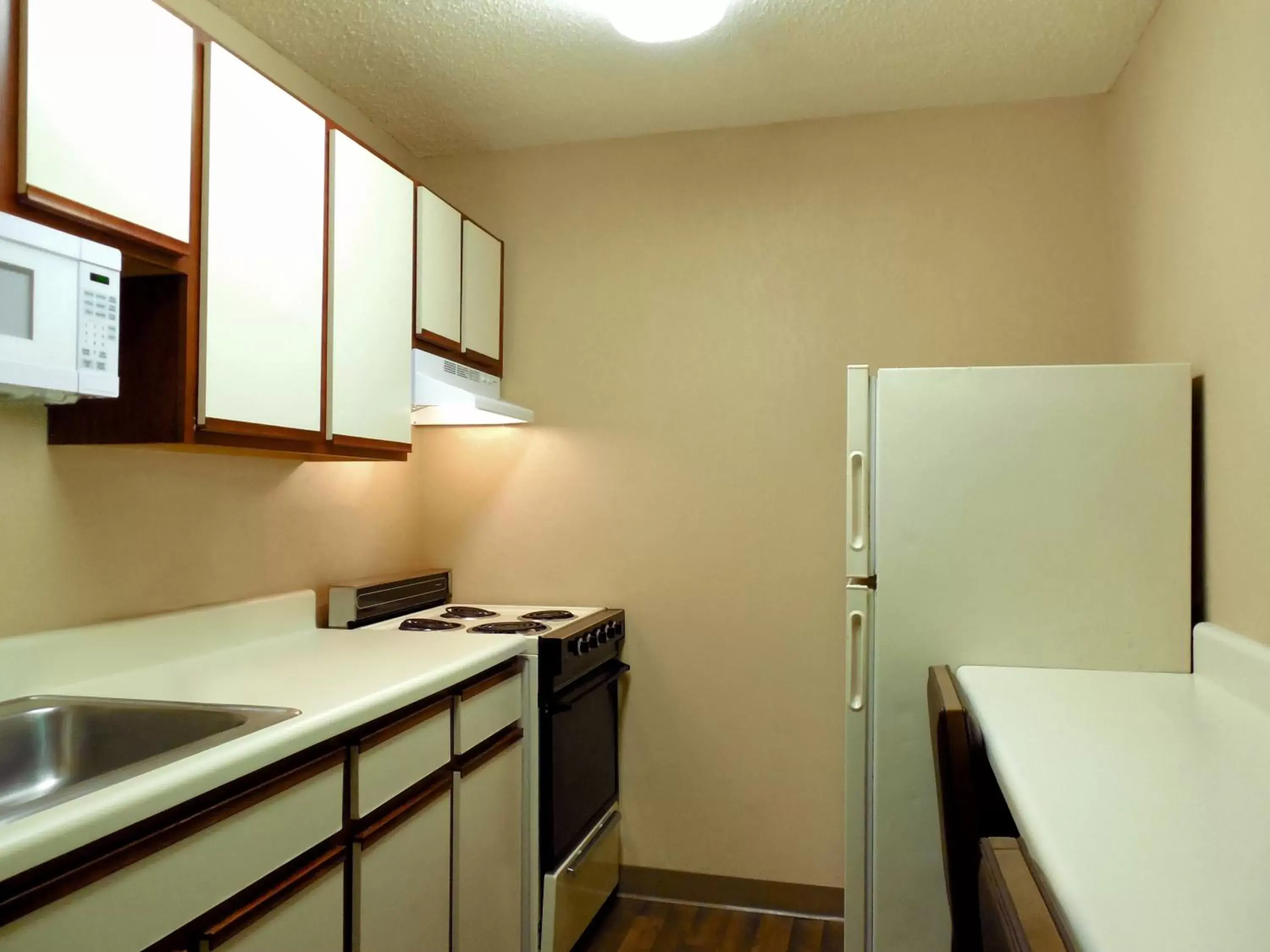 Kitchen or kitchenette, Kitchen/Kitchenette in Extended Stay America Suites - Fort Wayne - North