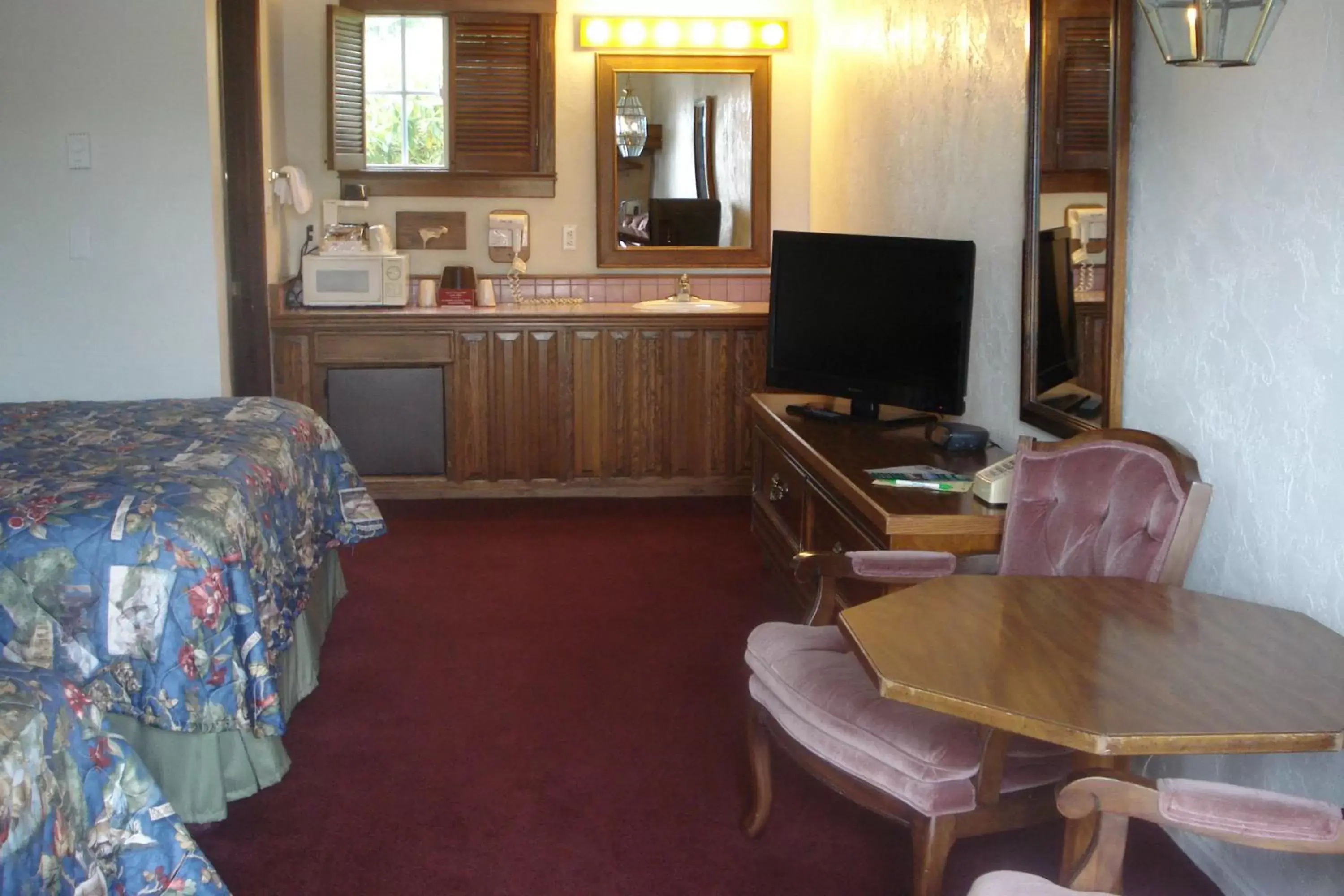 Living room, TV/Entertainment Center in Sequim West Inn