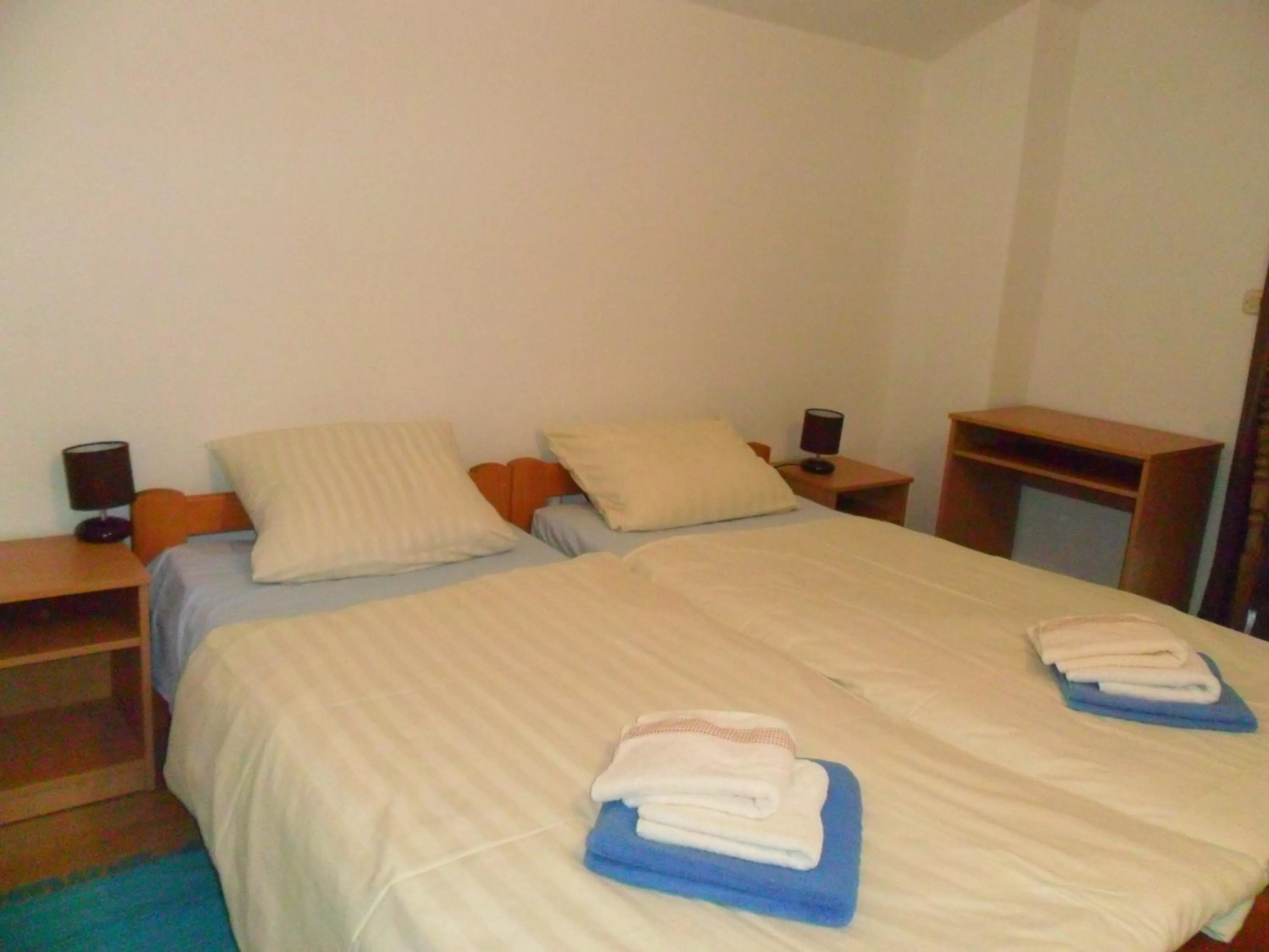 Photo of the whole room, Bed in Sobe u kucanstvu MBM