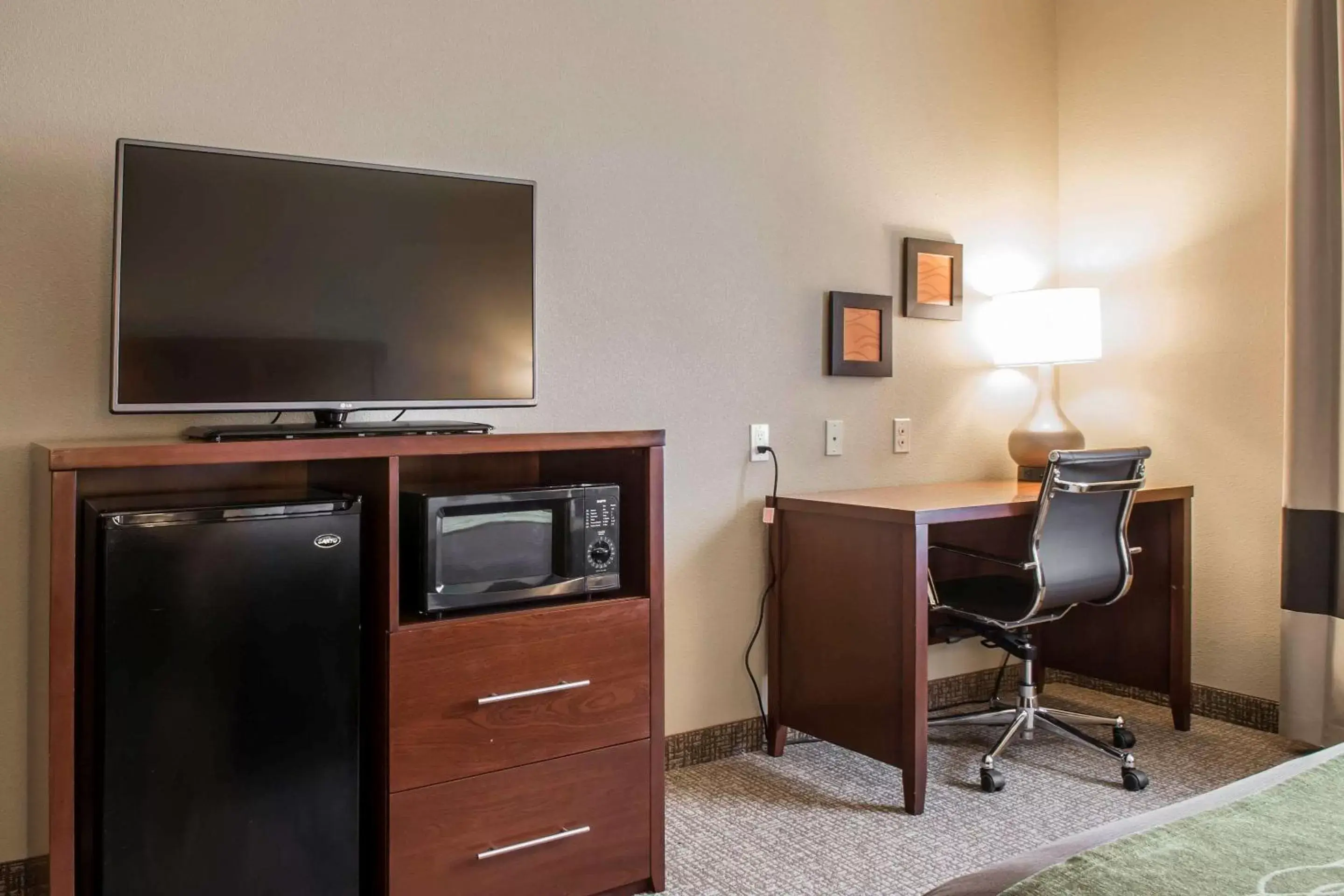 Photo of the whole room, TV/Entertainment Center in Comfort Inn Edinburg South