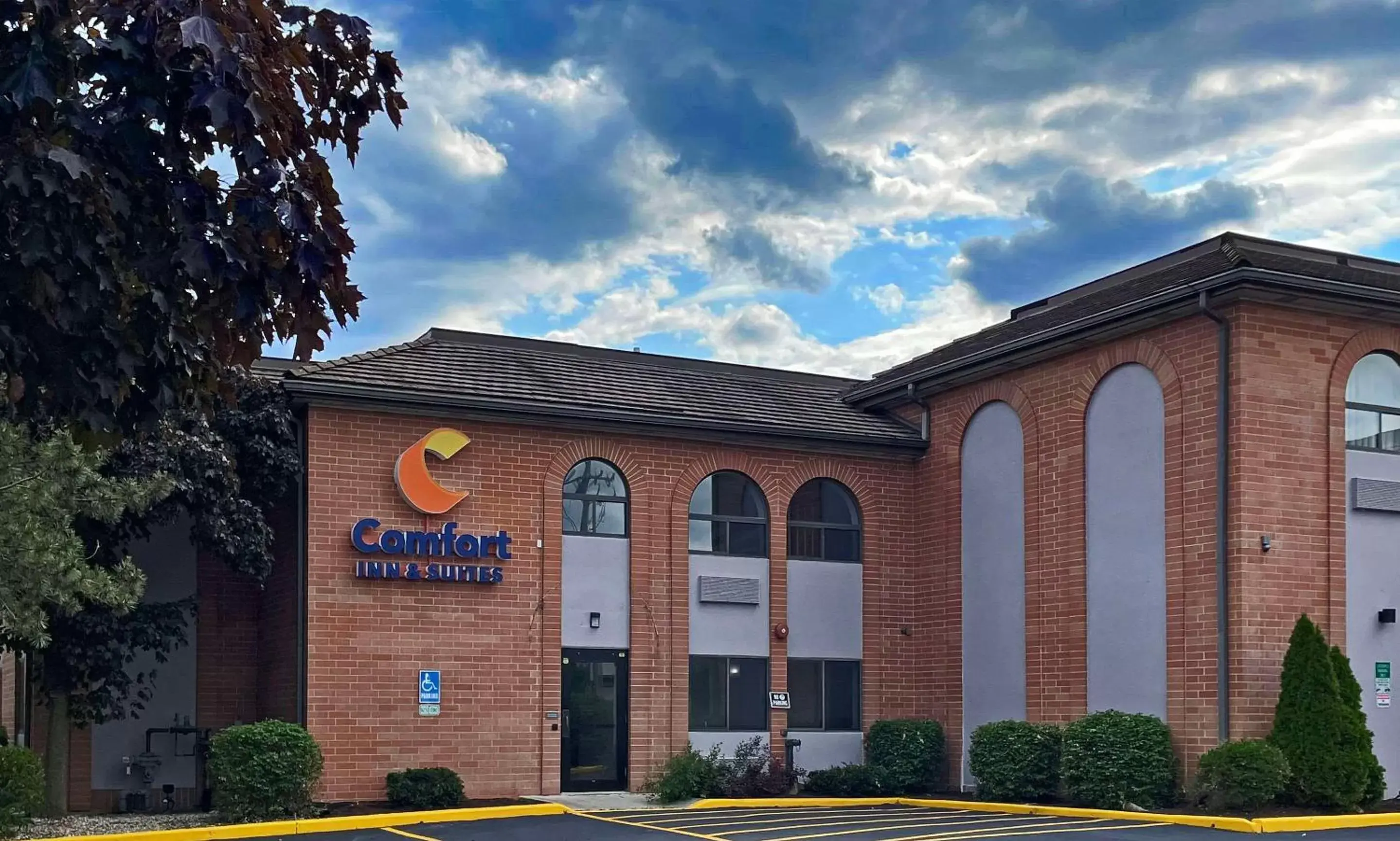 Property Building in Comfort Inn & Suites Mundelein-Vernon Hills