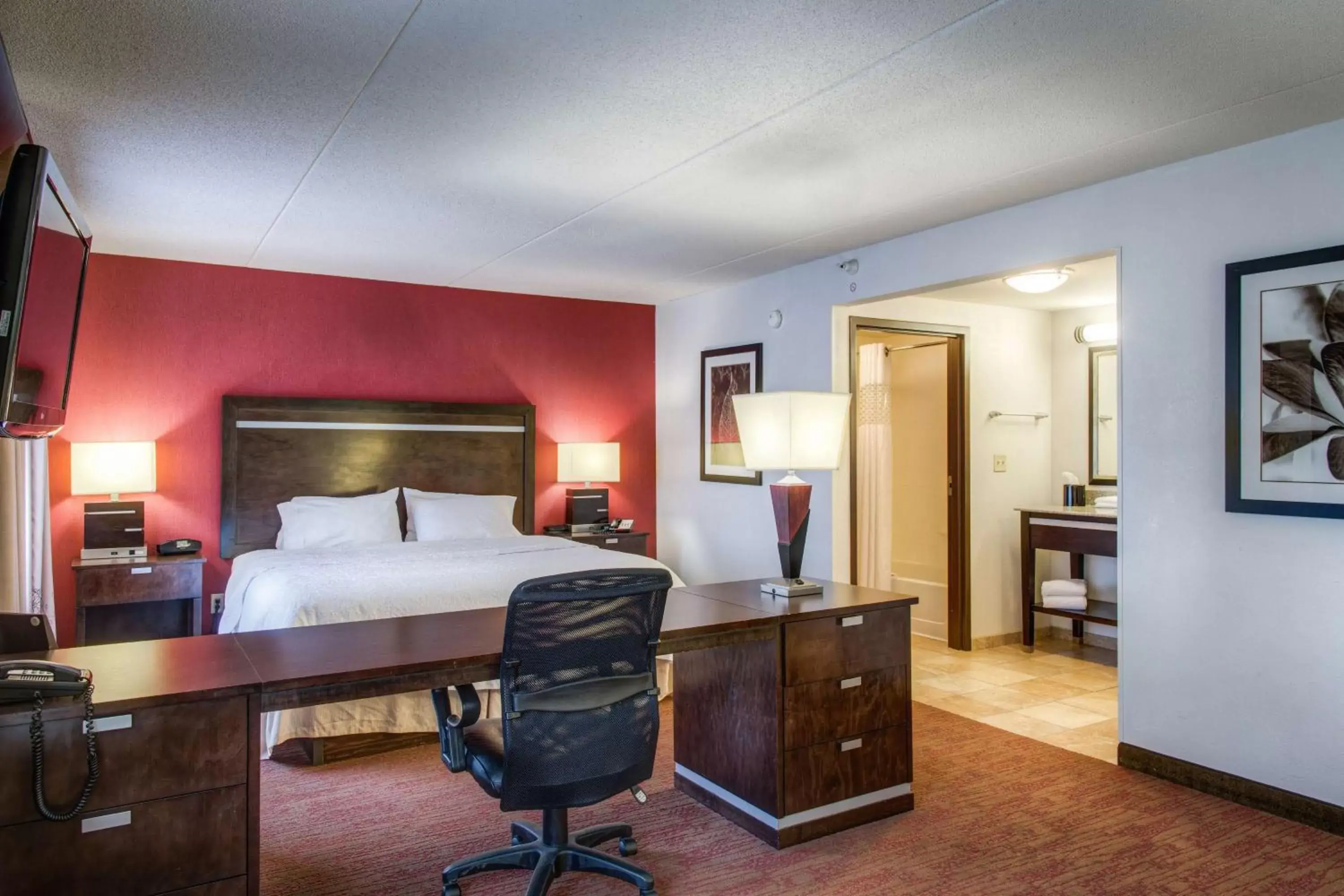 Bed in Hampton Inn & Suites Detroit/Airport Romulus