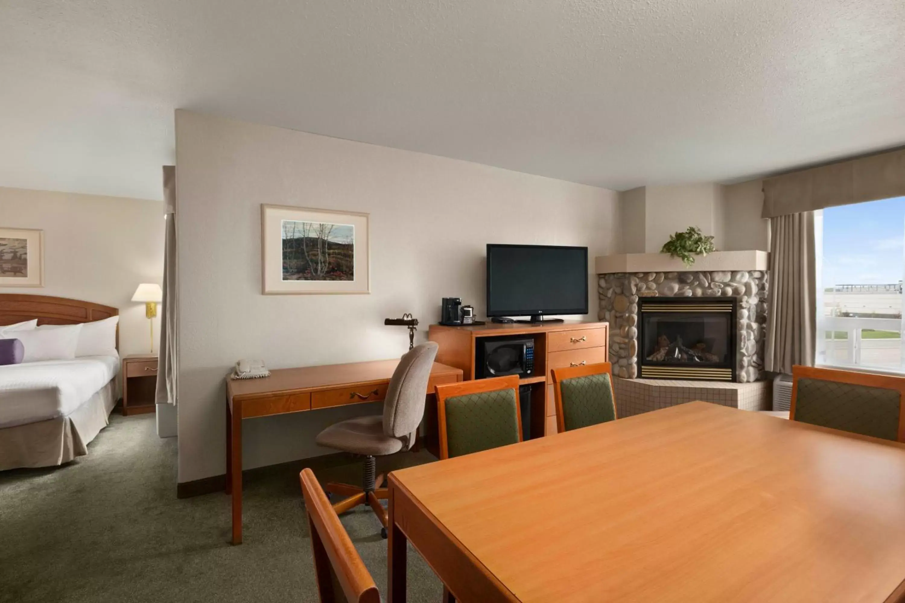 Spring, TV/Entertainment Center in Days Inn by Wyndham Red Deer