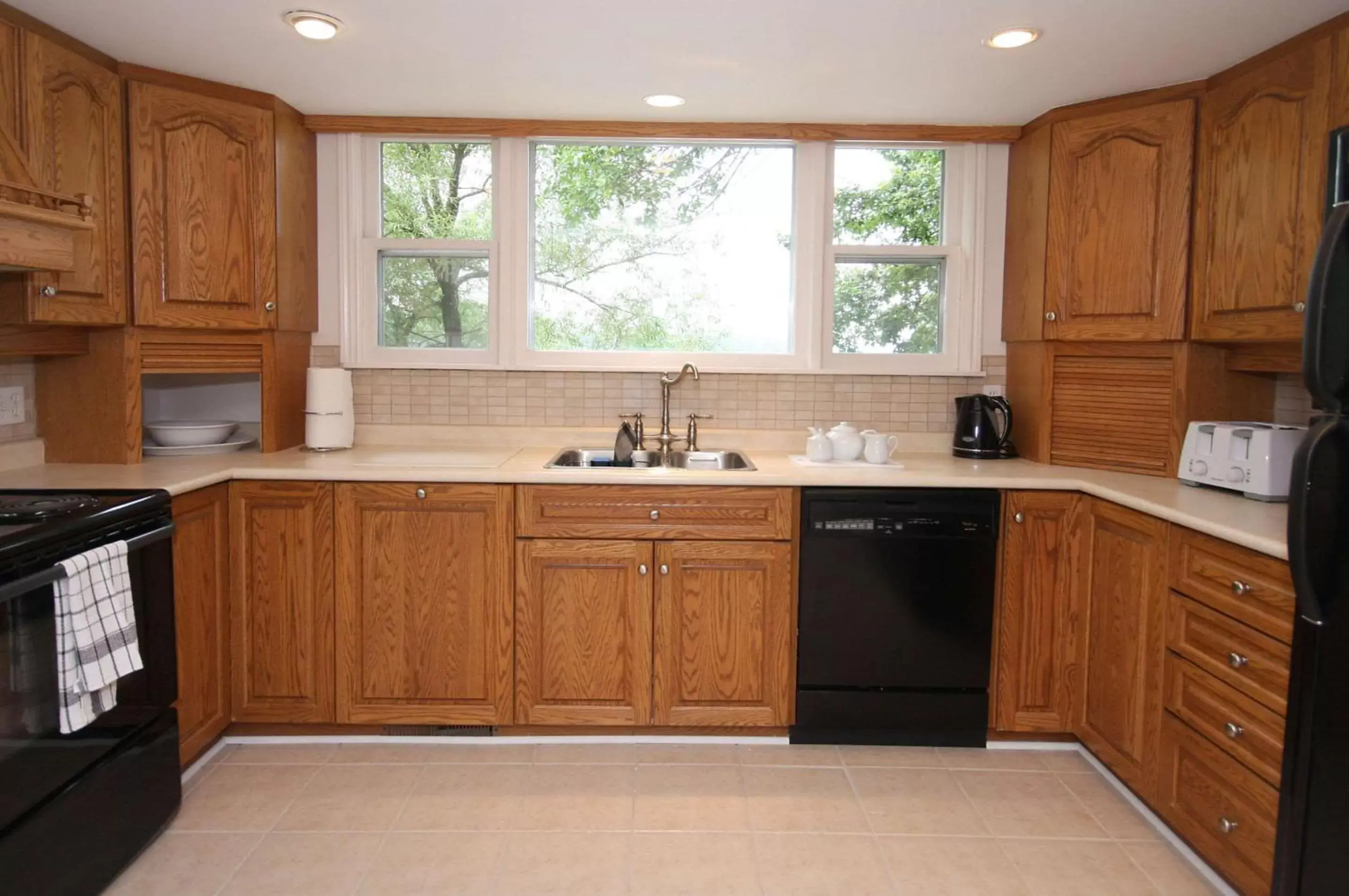 Bedroom, Kitchen/Kitchenette in Bayview Wildwood Resort, Ascend Hotel Collection