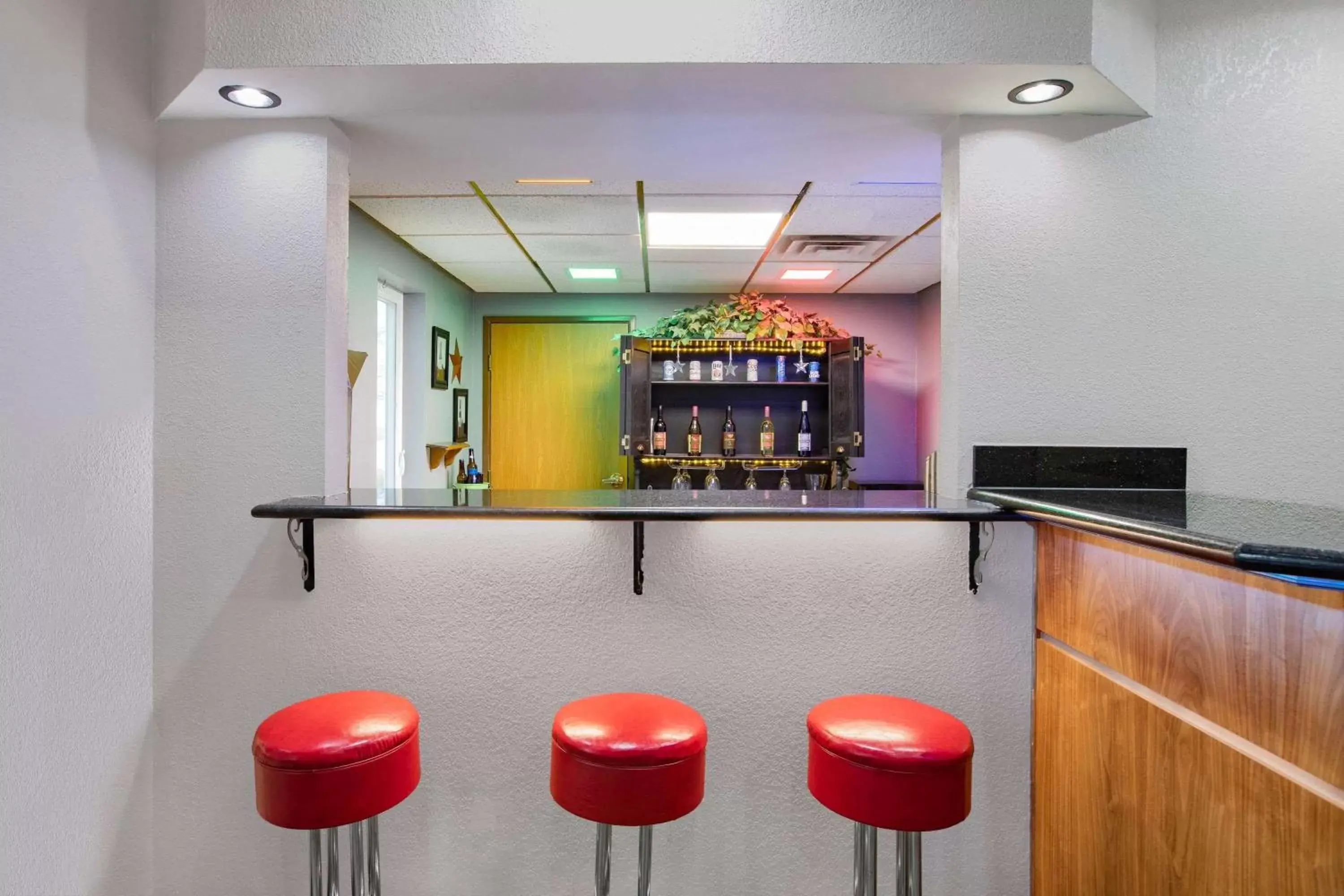 Lounge or bar in AmericInn by Wyndham Pella