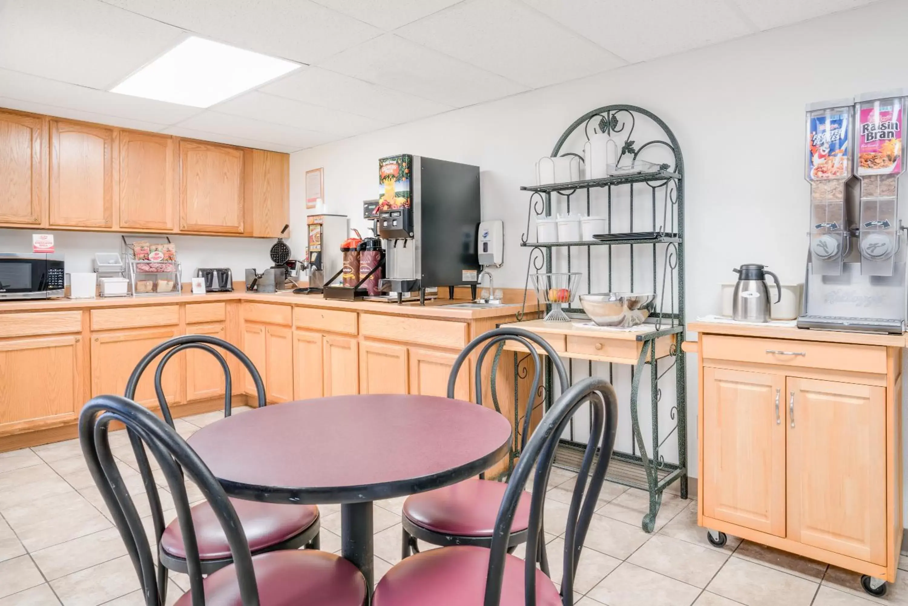 Food and drinks in Super 8 by Wyndham Tomah Wisconsin Food and drinks in Super 8 by Wyndham Tomah Wisconsin