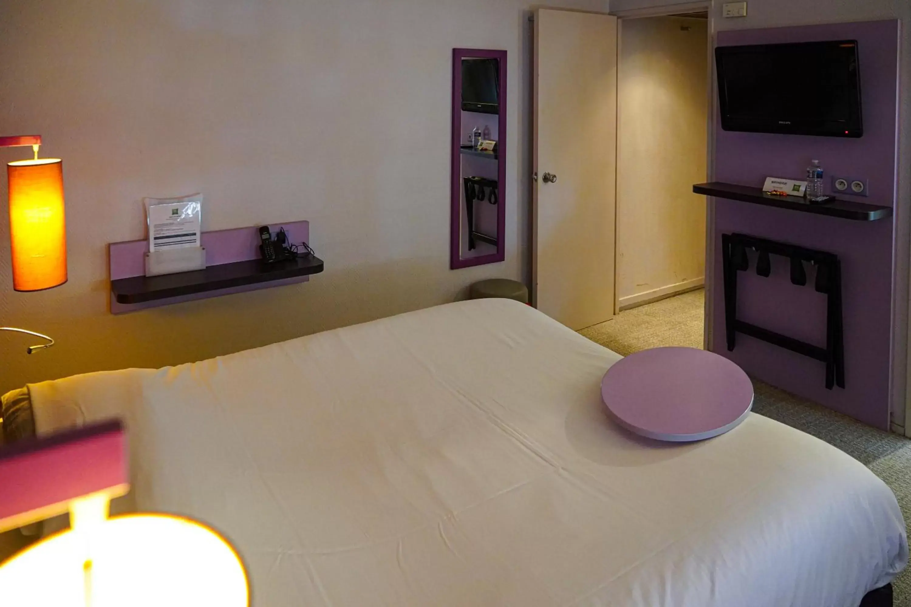 Toilet, TV/Entertainment Center in ibis Styles Marseille Centre Prado Castellane