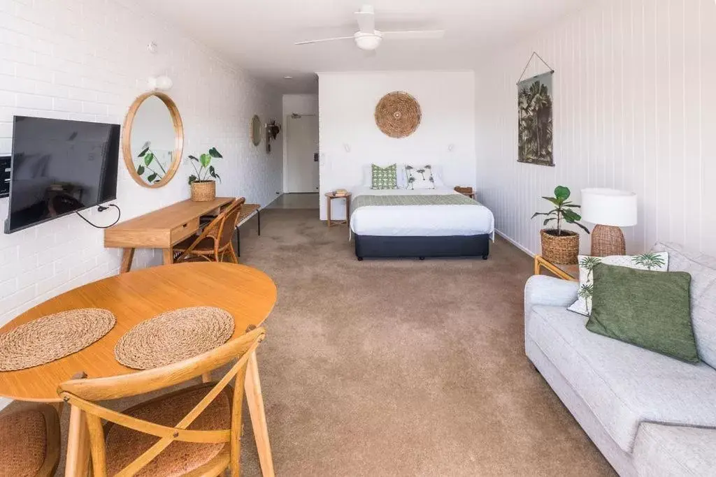 Living room, Seating Area in Mollymook Seascape Motel and Apartments