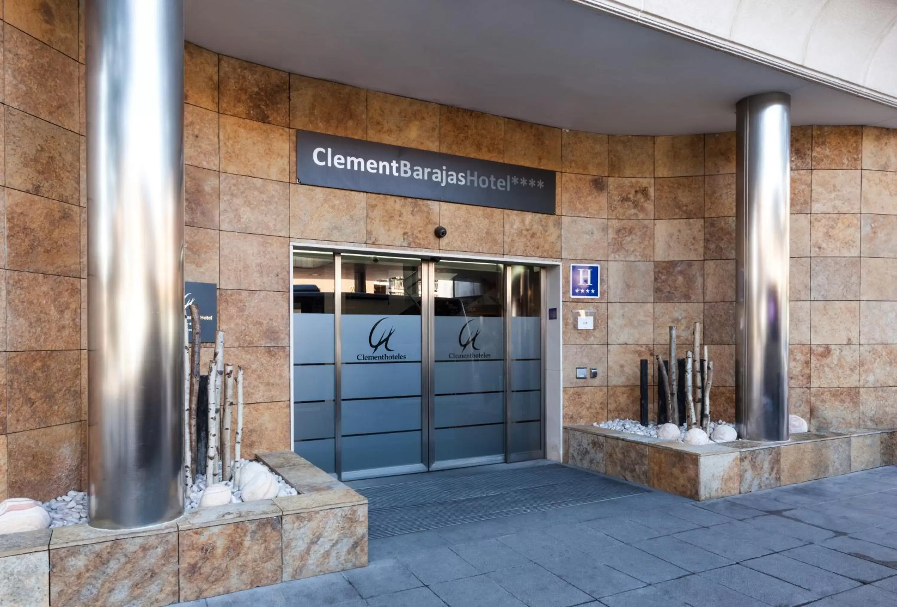 Facade/entrance in Clement Barajas Facade/entrance in Clement Barajas