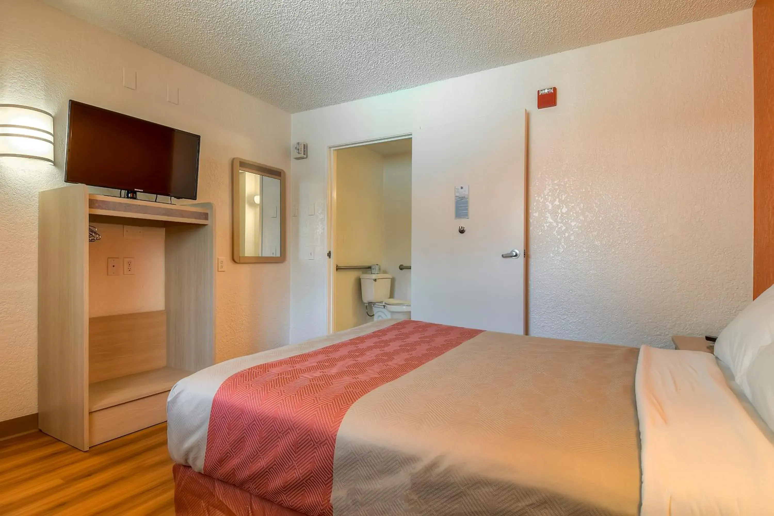 Bed in Motel 6-Rowland Heights, CA - Los Angeles - Pomona