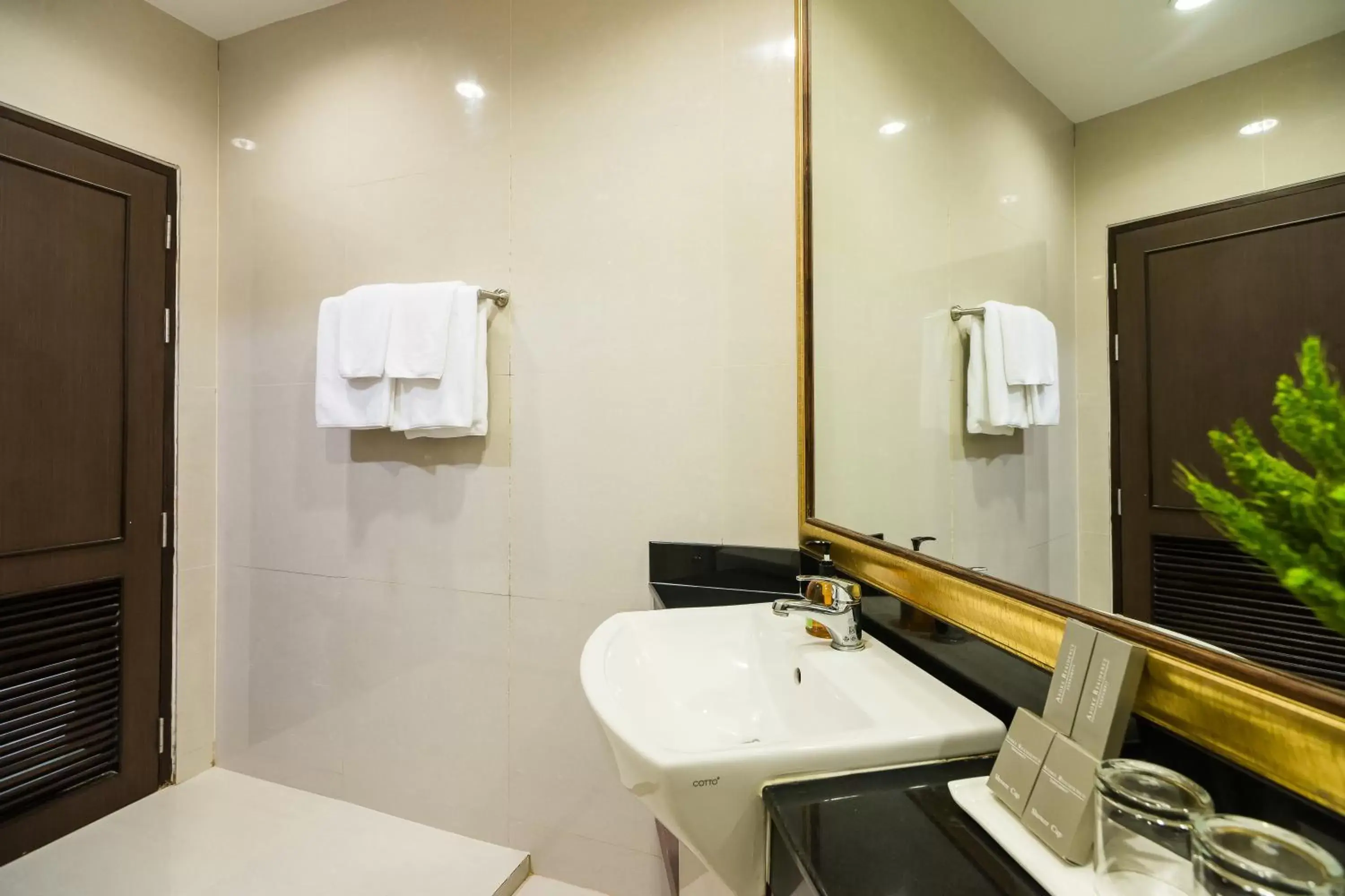 Bathroom in Asoke Residence Sukhumvit by UHG