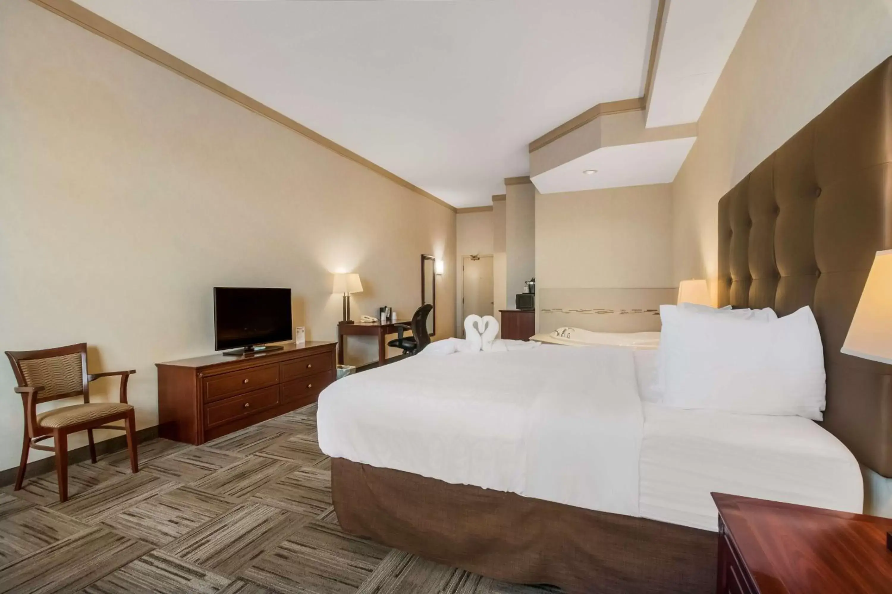 Bedroom, Bed in Best Western Brantford Hotel and Conference Centre Bedroom, Bed in Best Western Brantford Hotel and Conference Centre