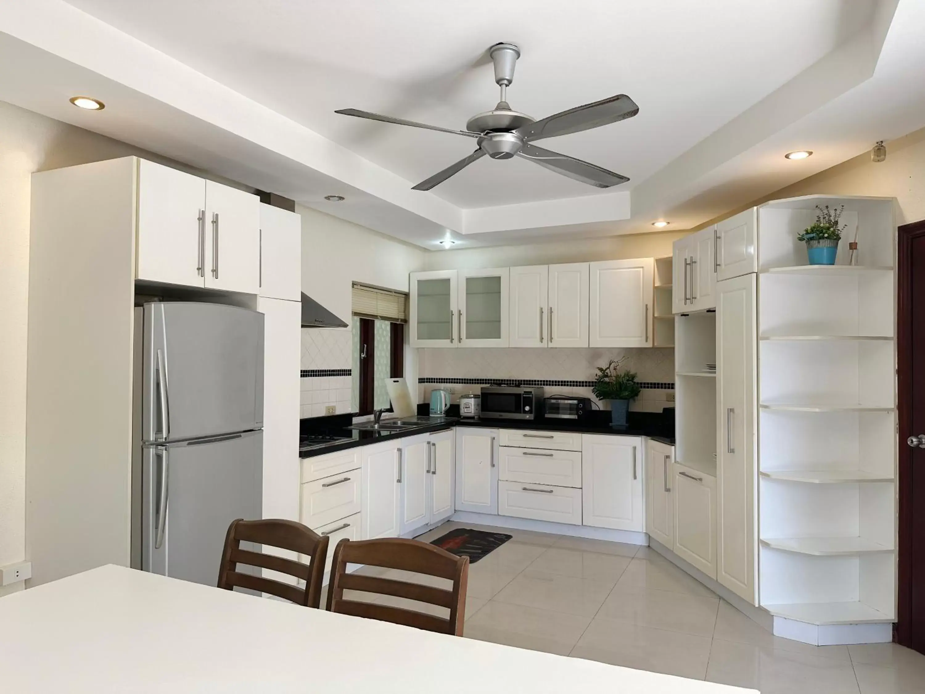 Kitchen/Kitchenette in Blooming Hill Boutique Suites