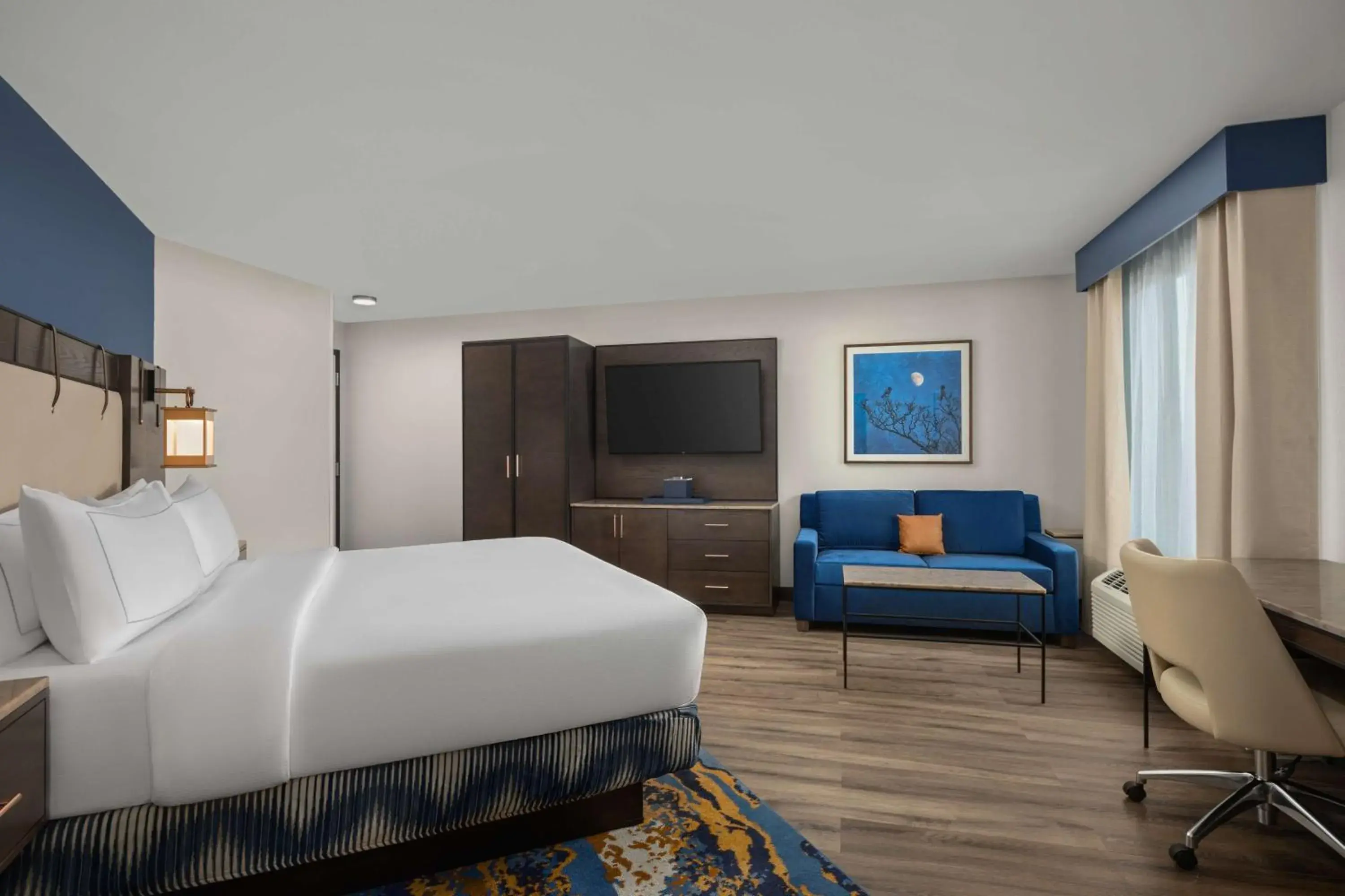 Living room, Bed in Hotel Westport Kansas City, Tapestry Collection by Hilton Living room, Bed in Hotel Westport Kansas City, Tapestry Collection by Hilton