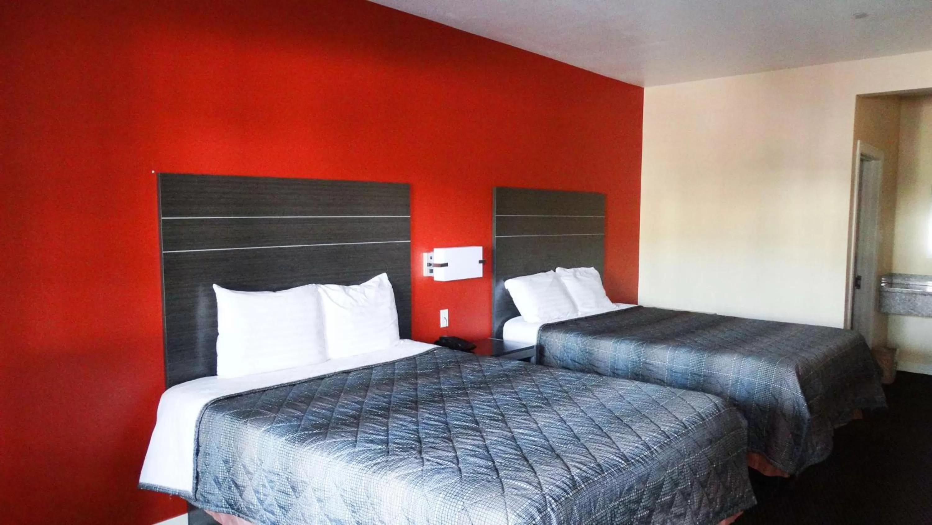 Bed in Motel 6 Houston, TX – Willowbrook Mall