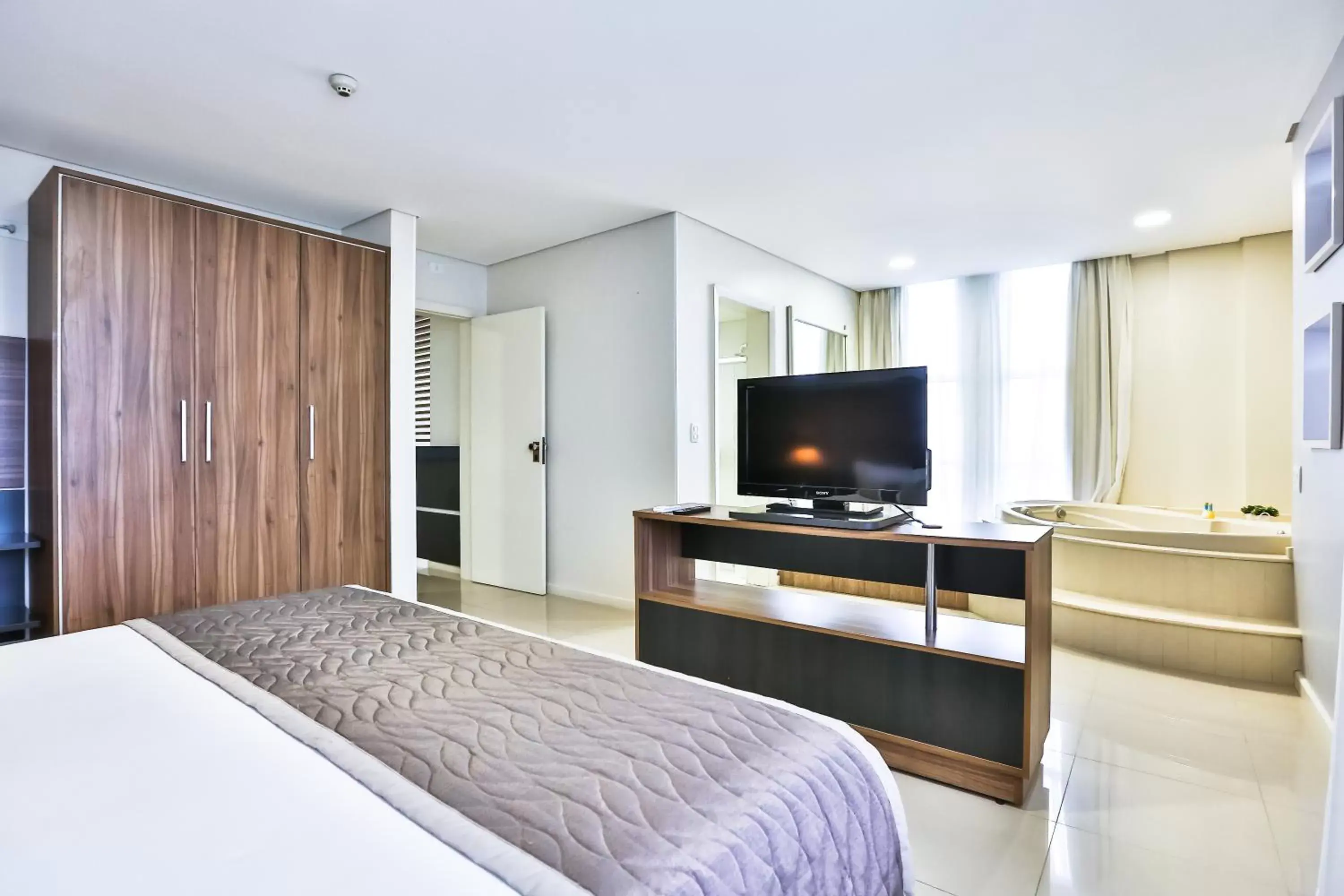 Photo of the whole room, TV/Entertainment Center in Wyndham Golden Foz Suítes