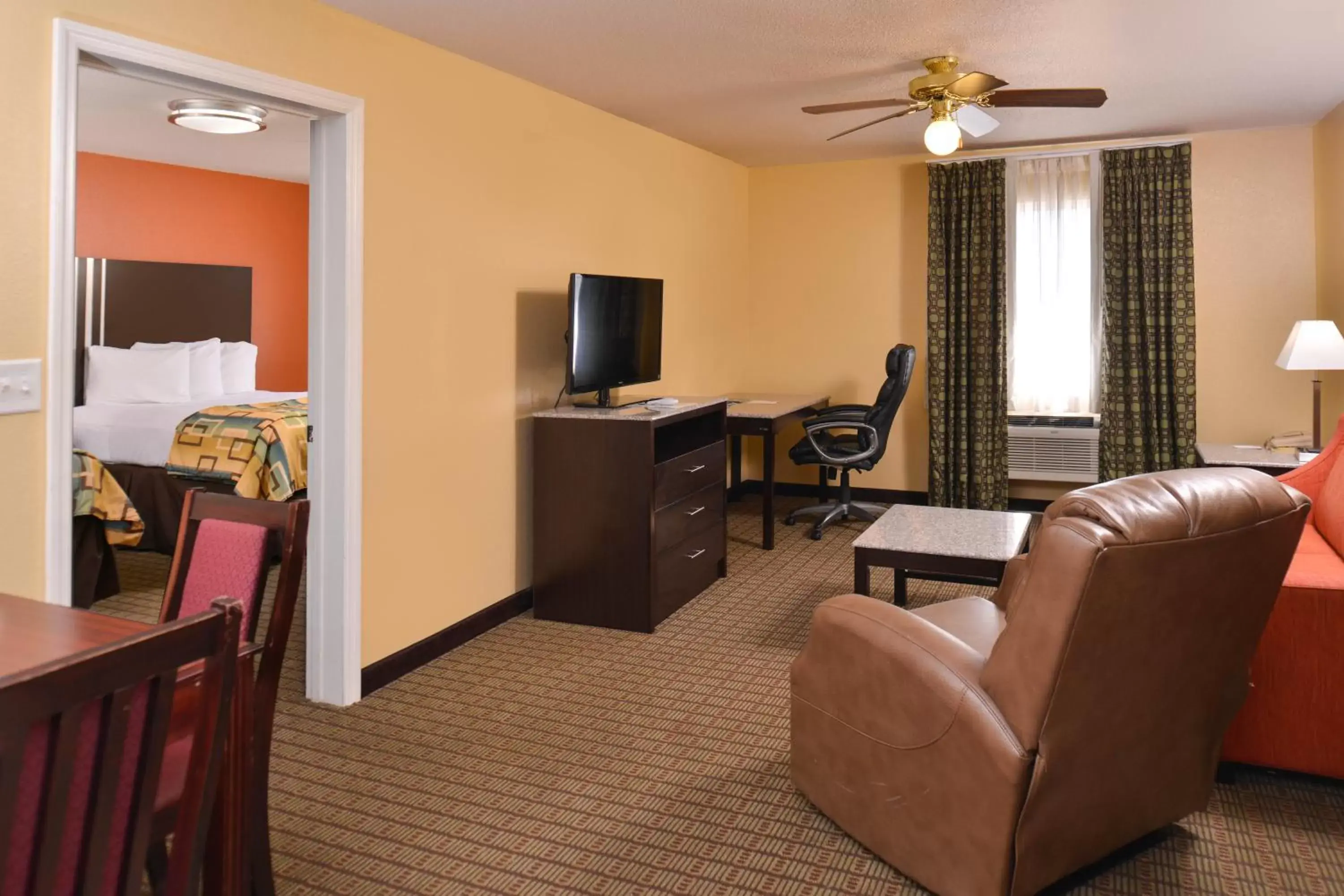 Living room, TV/Entertainment Center in Douglas Inn & Suites