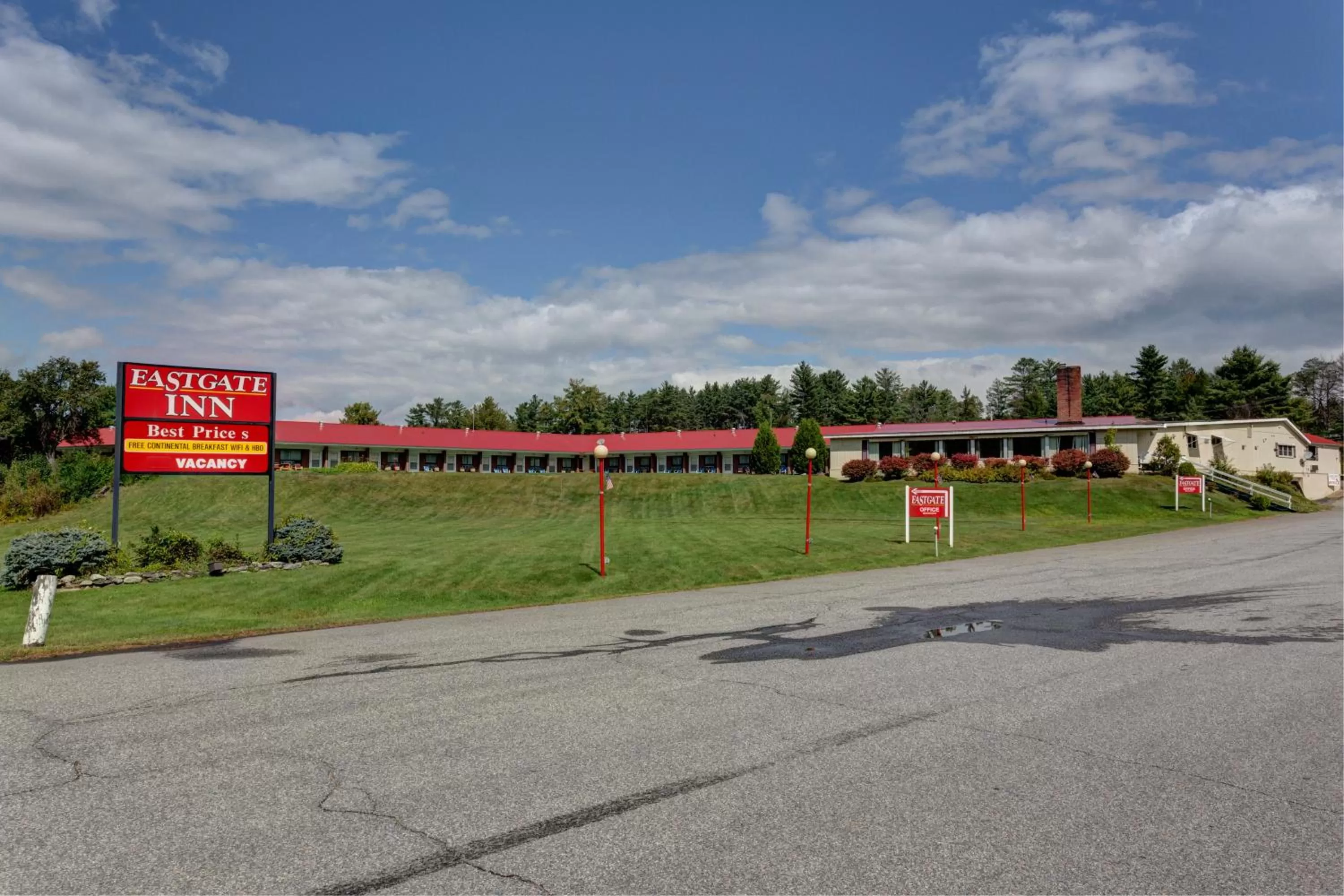 Facade/entrance in EastGate Inn